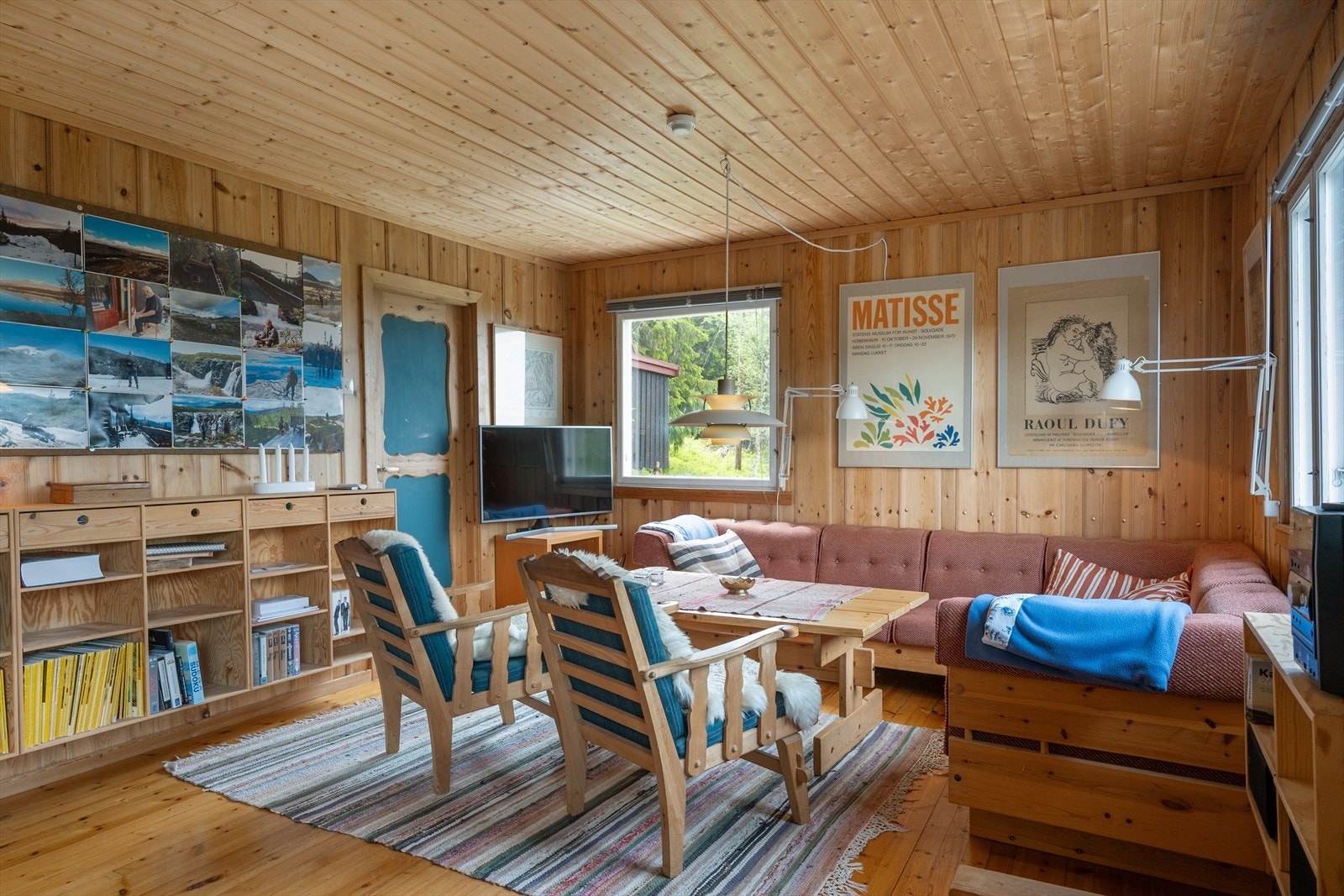 I stuen finner du både sofagruppe, lenestoler og spiseplass mm. Galleribilde