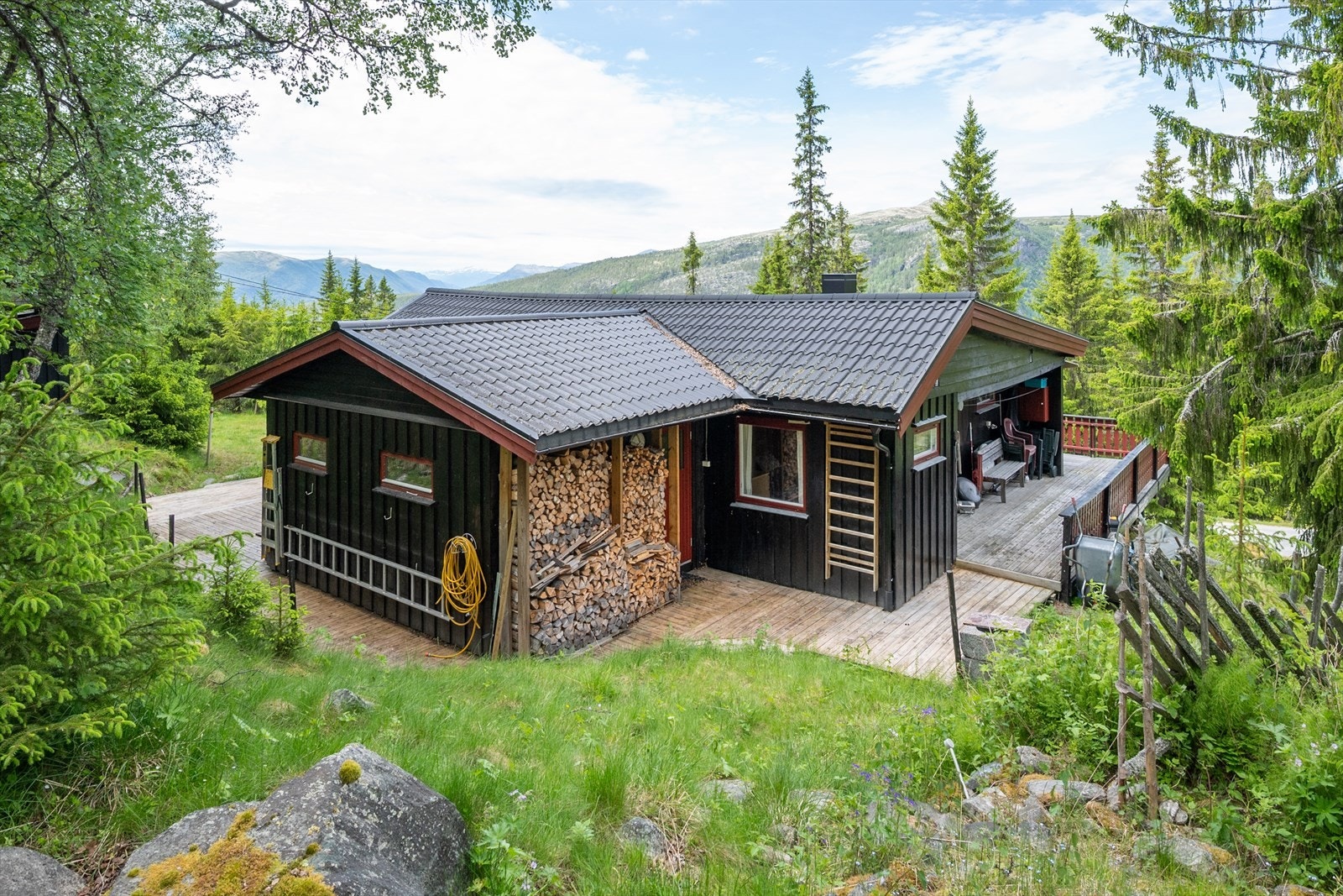 Rondanevegen 1207 ligger landlig til ca 830 moh og ca 13 km opp fra Otta sentrum. Galleribilde