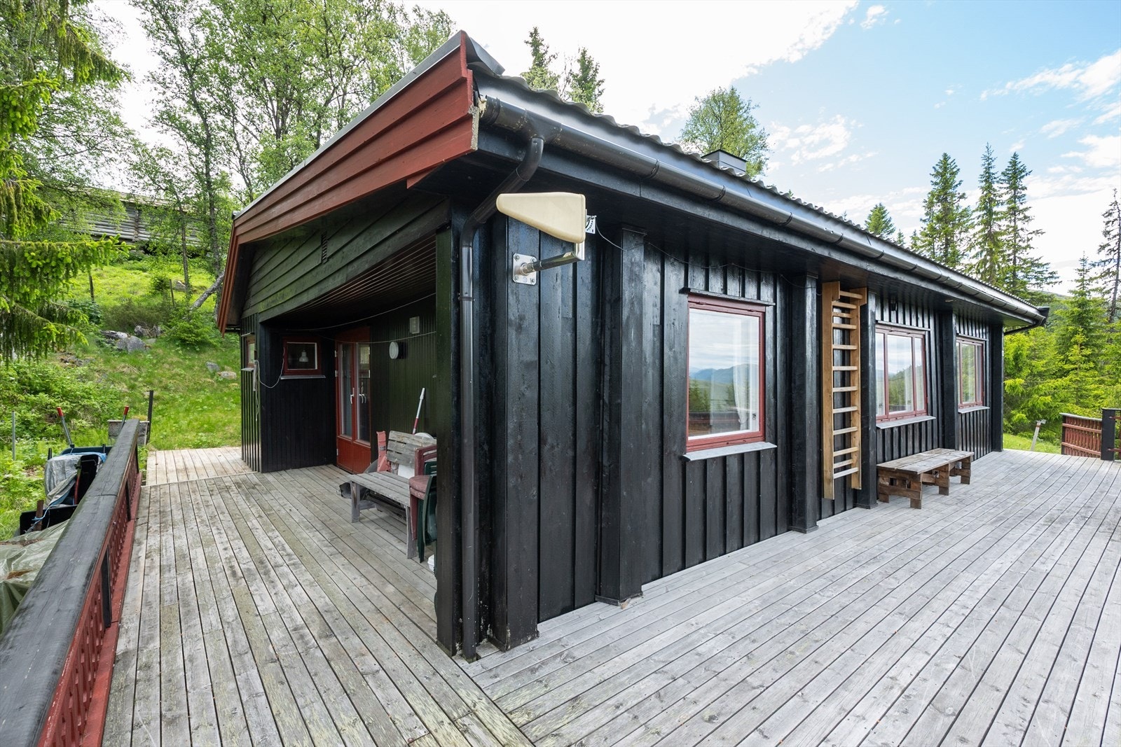 På den romslige terrassen sitter man uforstyrret og kan flytte seg med sola. Galleribilde