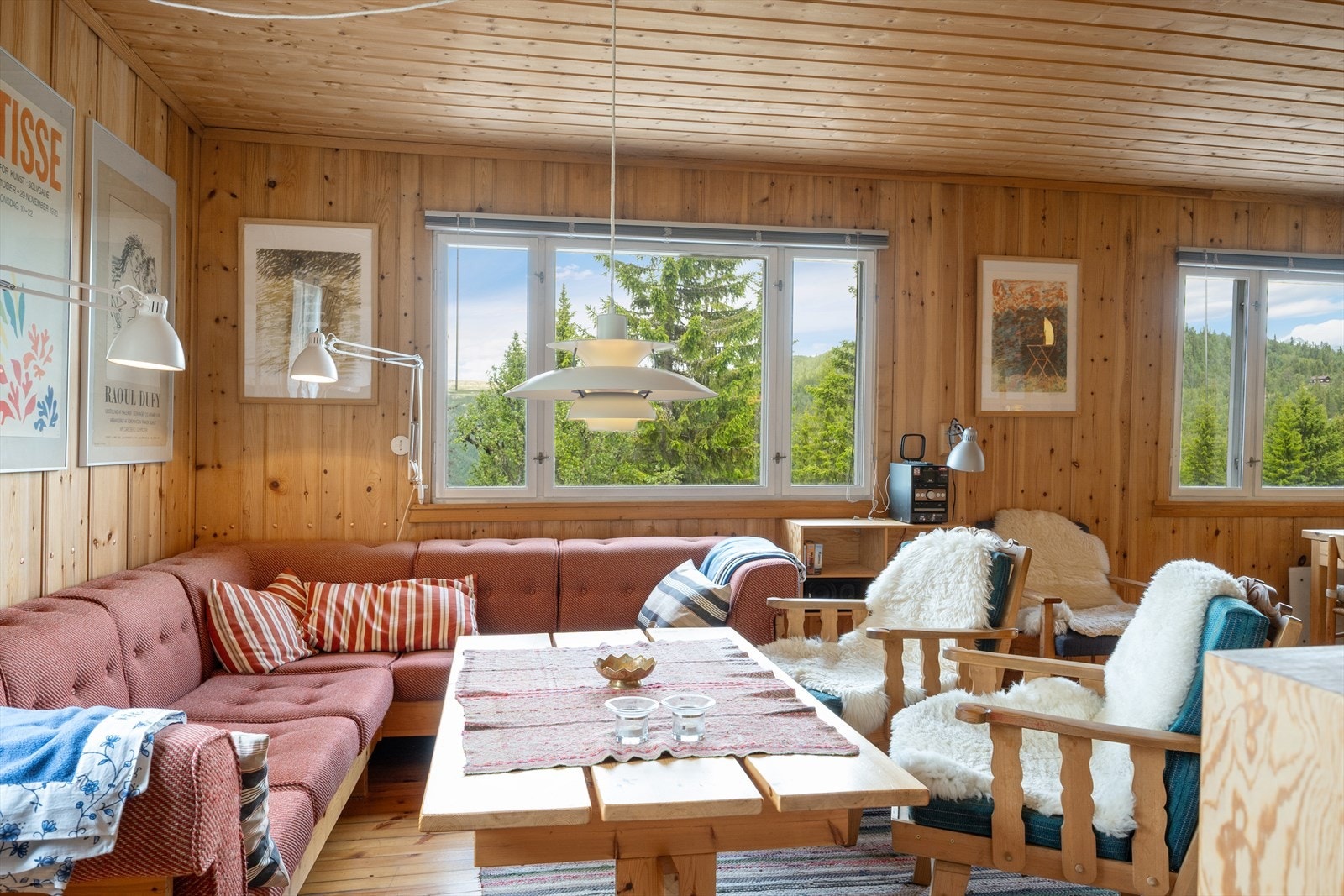 Fra sofakroken og spisestua er det fin utsikt mot områdene omkring. Galleribilde
