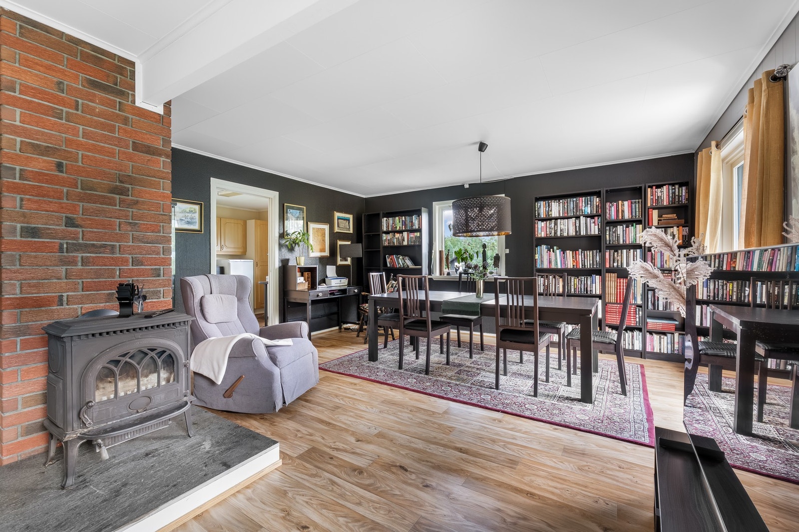 Romslig spisestue med store vinduer som gir godt med naturlig lys. I stua har du en koselig peis. Galleribilde