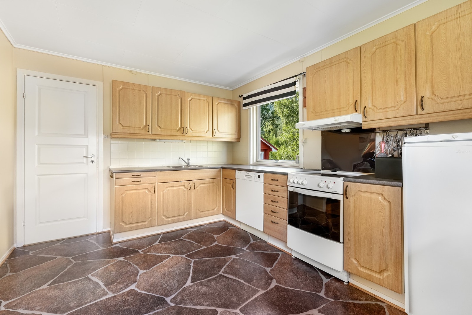 Romslig kjøkken med god skap- og benkplass. To store vinduer for god naturlig belysning. Galleribilde