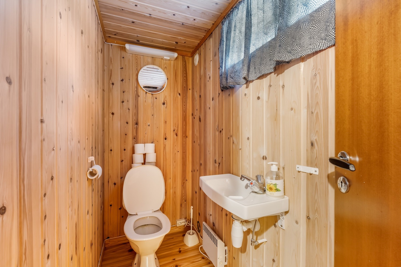 Toalettrom i underetasjen. Galleribilde