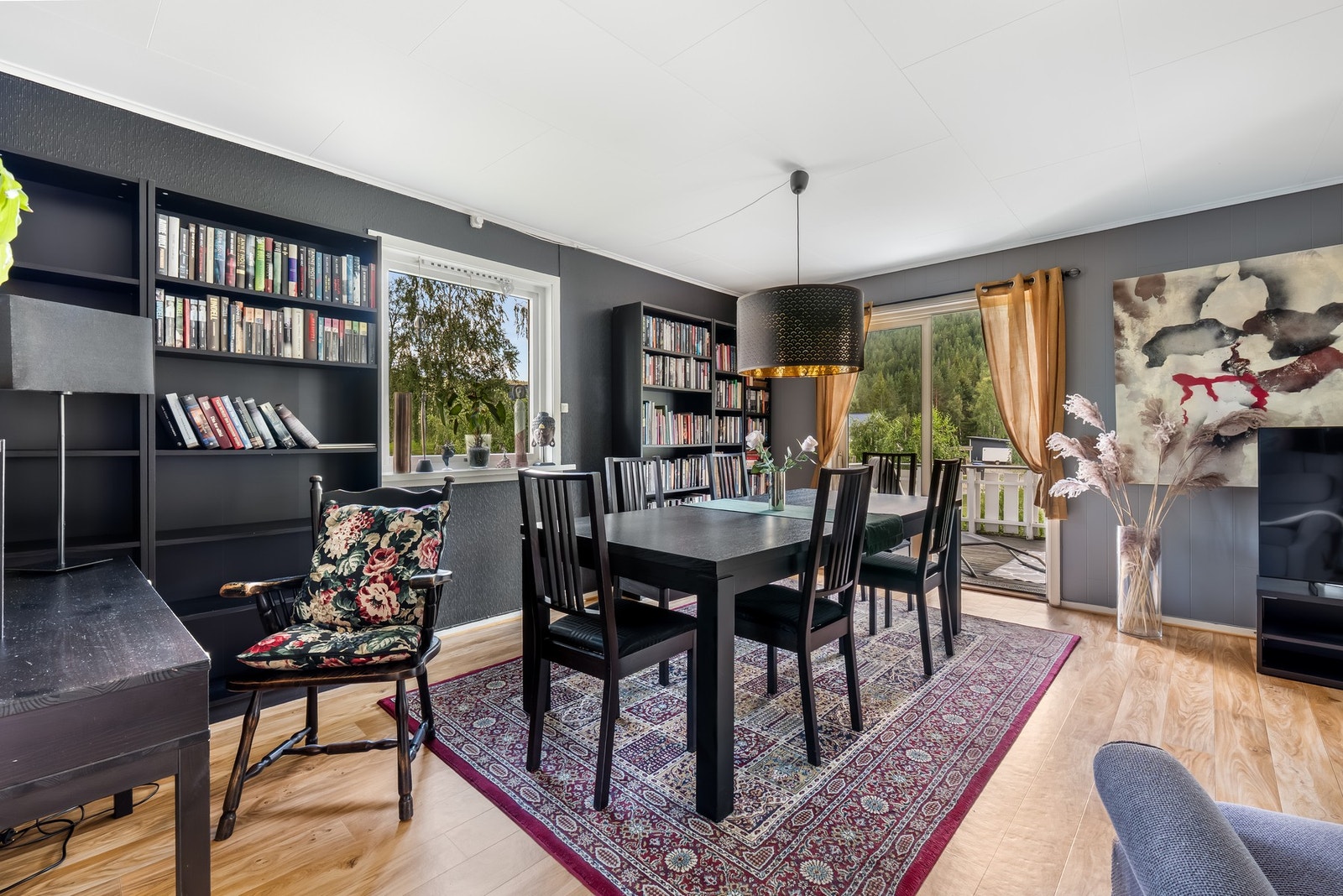 Videre inn i boligen kommer du til spisestua. Her har du direkte utgang til verandaen. Galleribilde