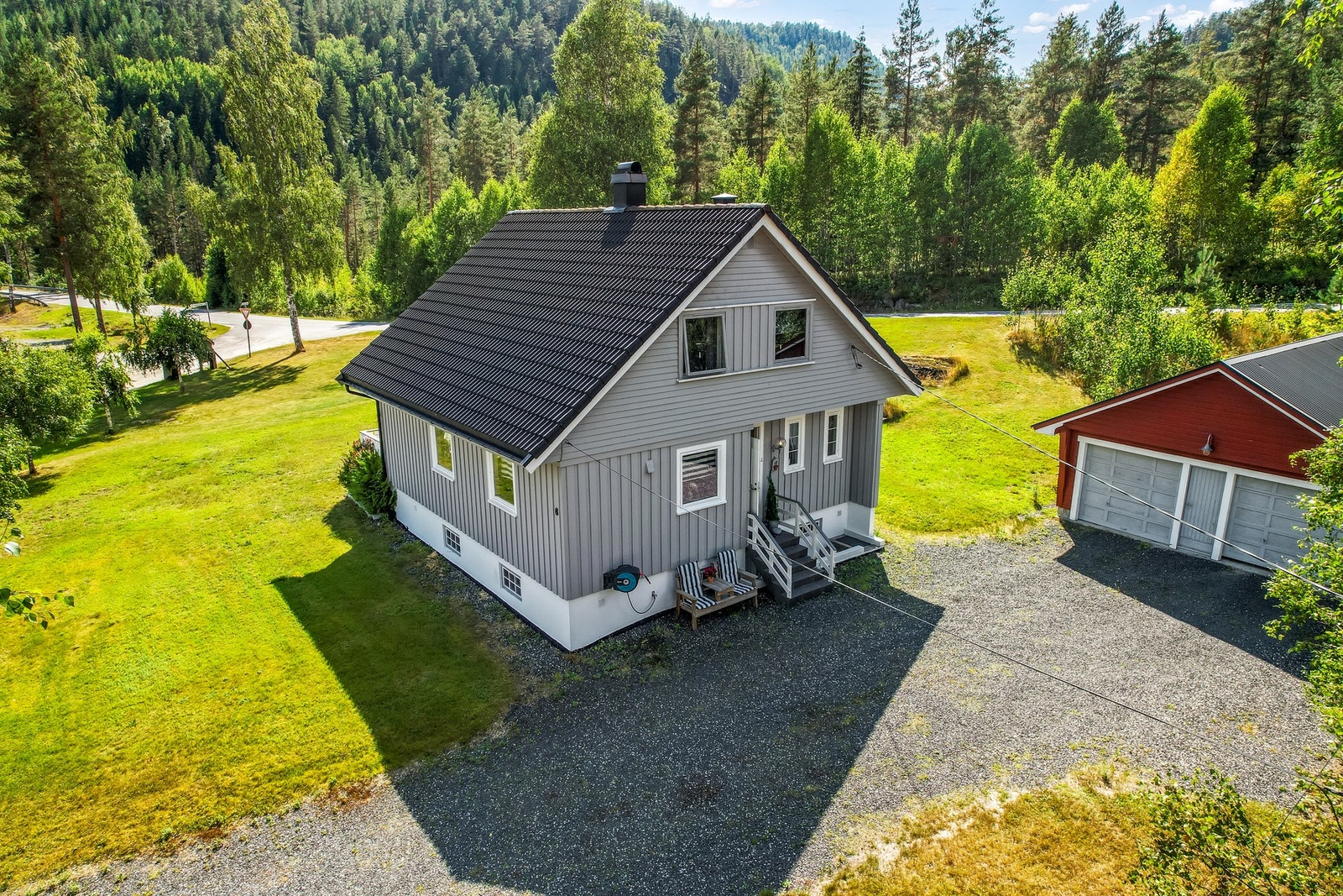 Romslig enebolig med stor hage og dobbelgarasje. Galleribilde