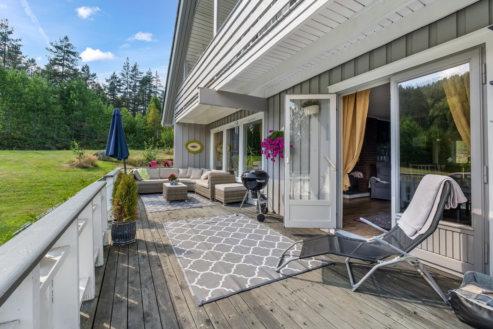 Fra spisestua kommer du ut til em koselig veranda! Galleribilde