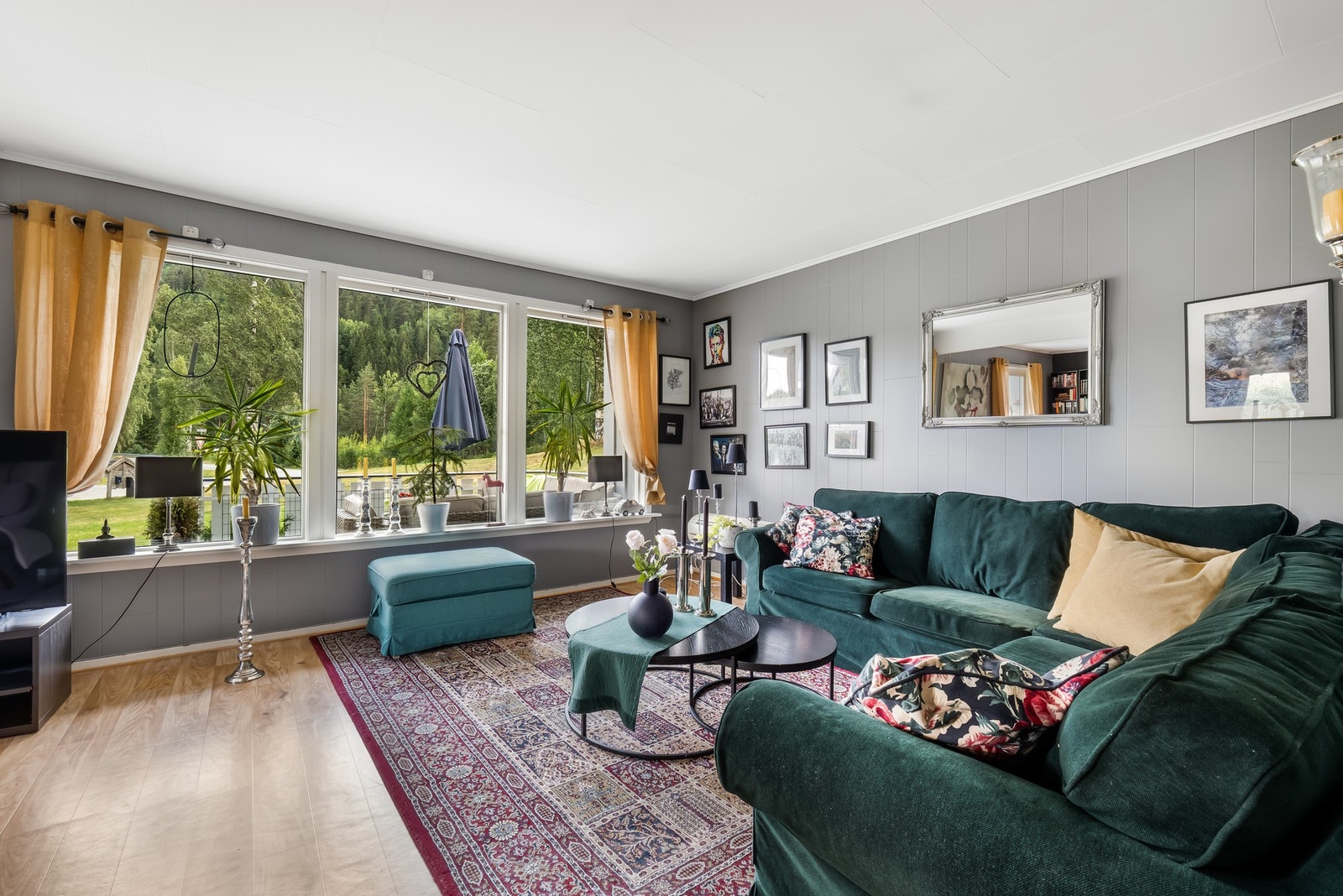 Stua har også store vinduer Galleribilde