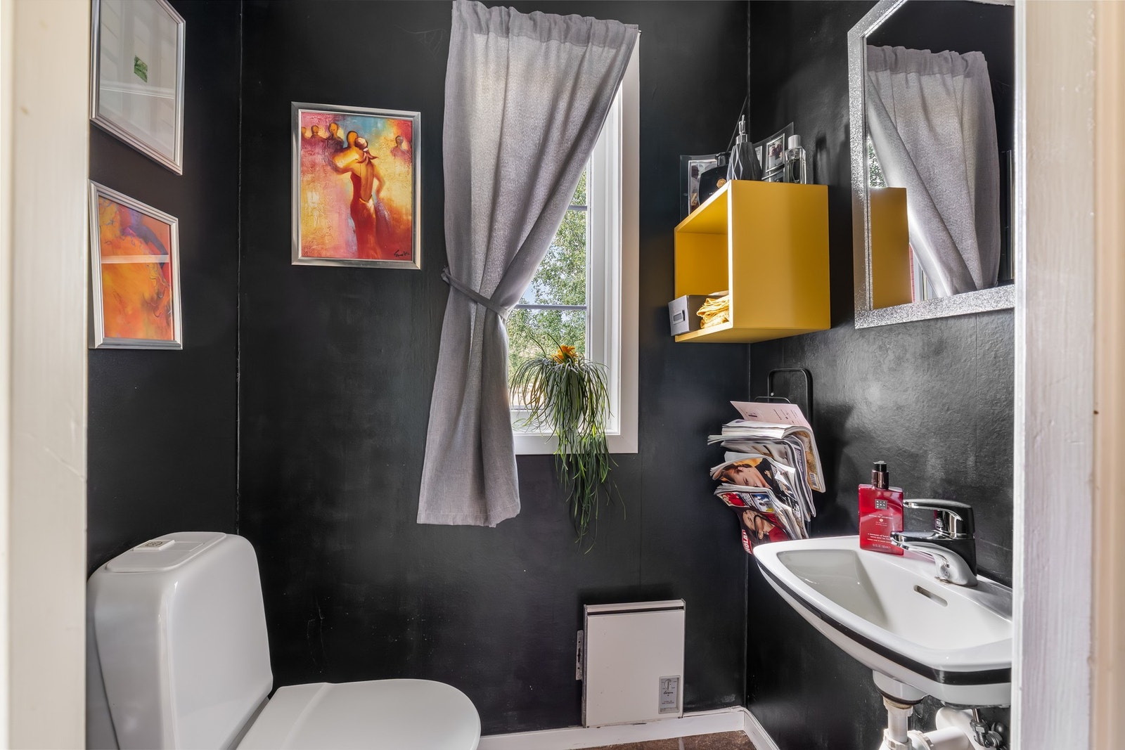 Toalett i boligens hovedetasje. Galleribilde