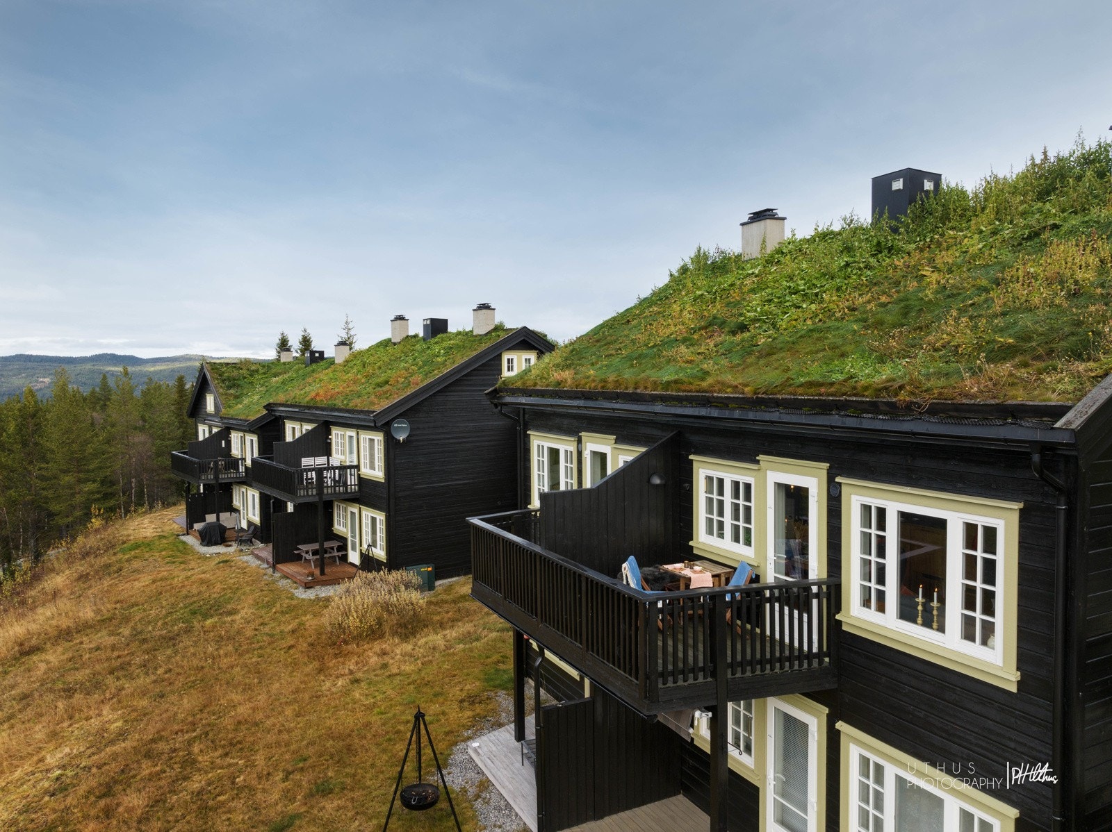 Leiligheten går over to etasjer, og befinner seg i andre etasje med hems. Galleribilde