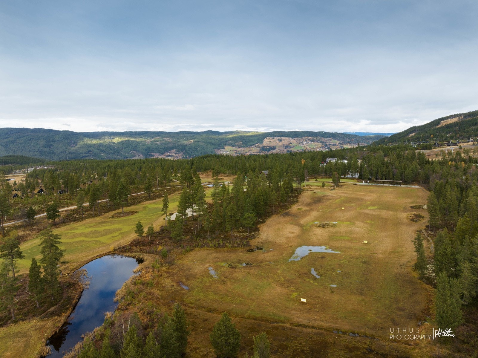 Golfbanen har 9 hull, driving-range og 2 øvingsgreener. Det er også en kafe og restaurant som servierer mat og drikke Galleribilde
