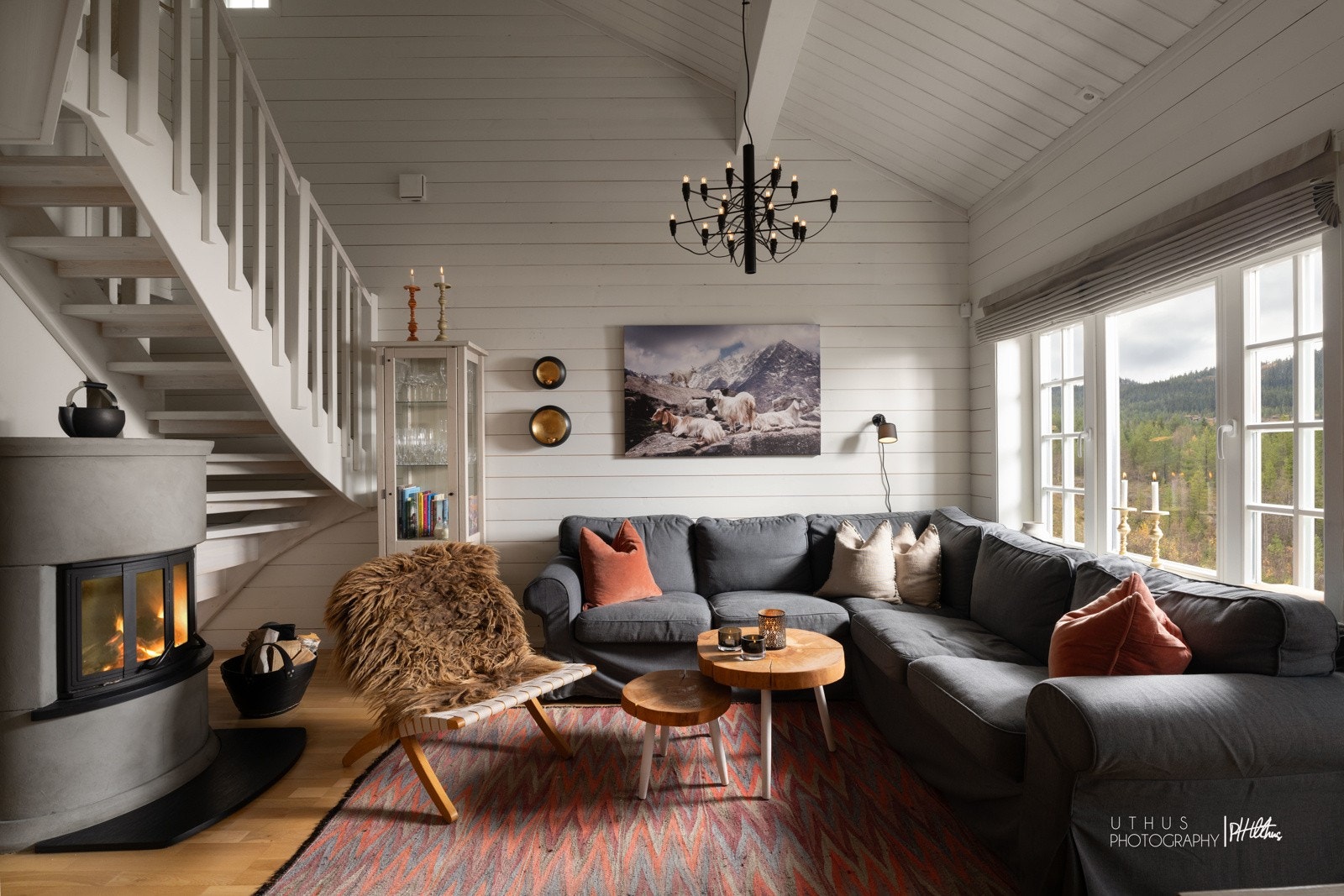 Romslig stue med høyt under taket og masse vinduer som slipper inn naturlig lys Galleribilde