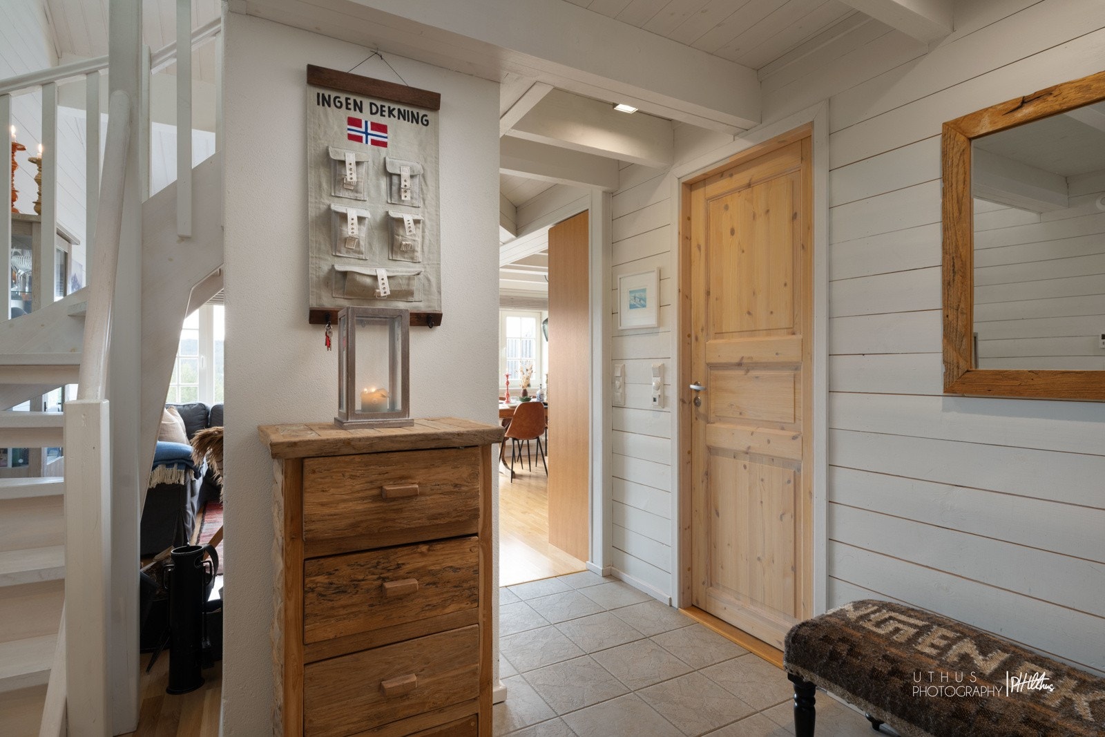 Koselig entre med trapp opp til hemsen Galleribilde