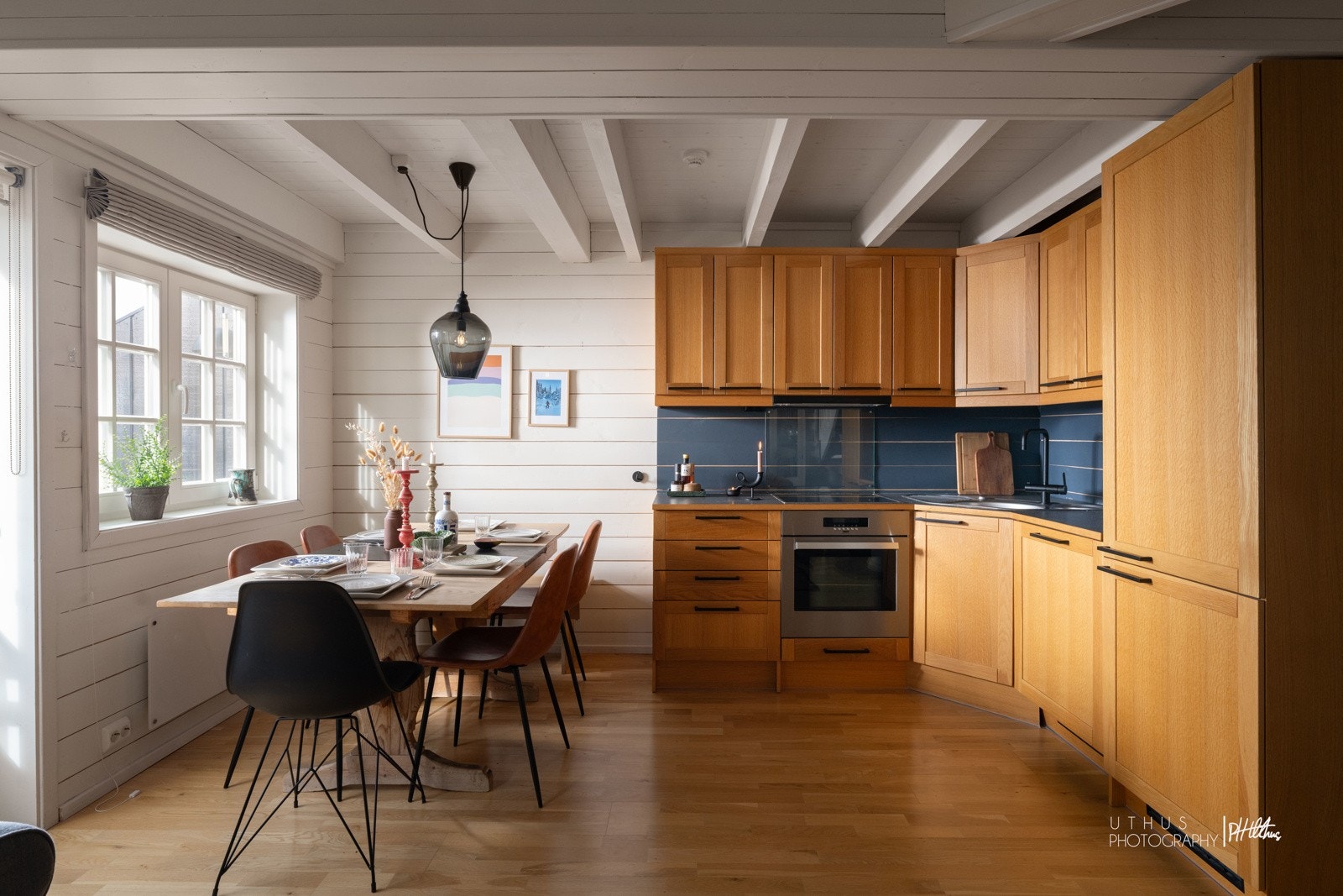 Kjøkken med fronter i hel eik, laminerte benkeplater og integrerte hvitevarer Galleribilde