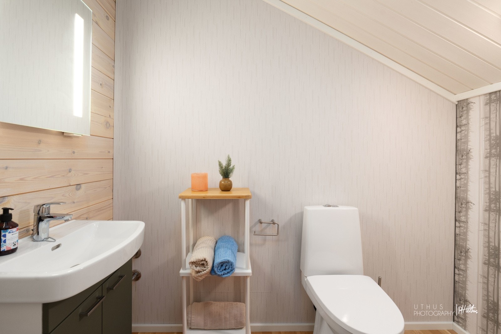 Toalettrom med klosett og servant Galleribilde