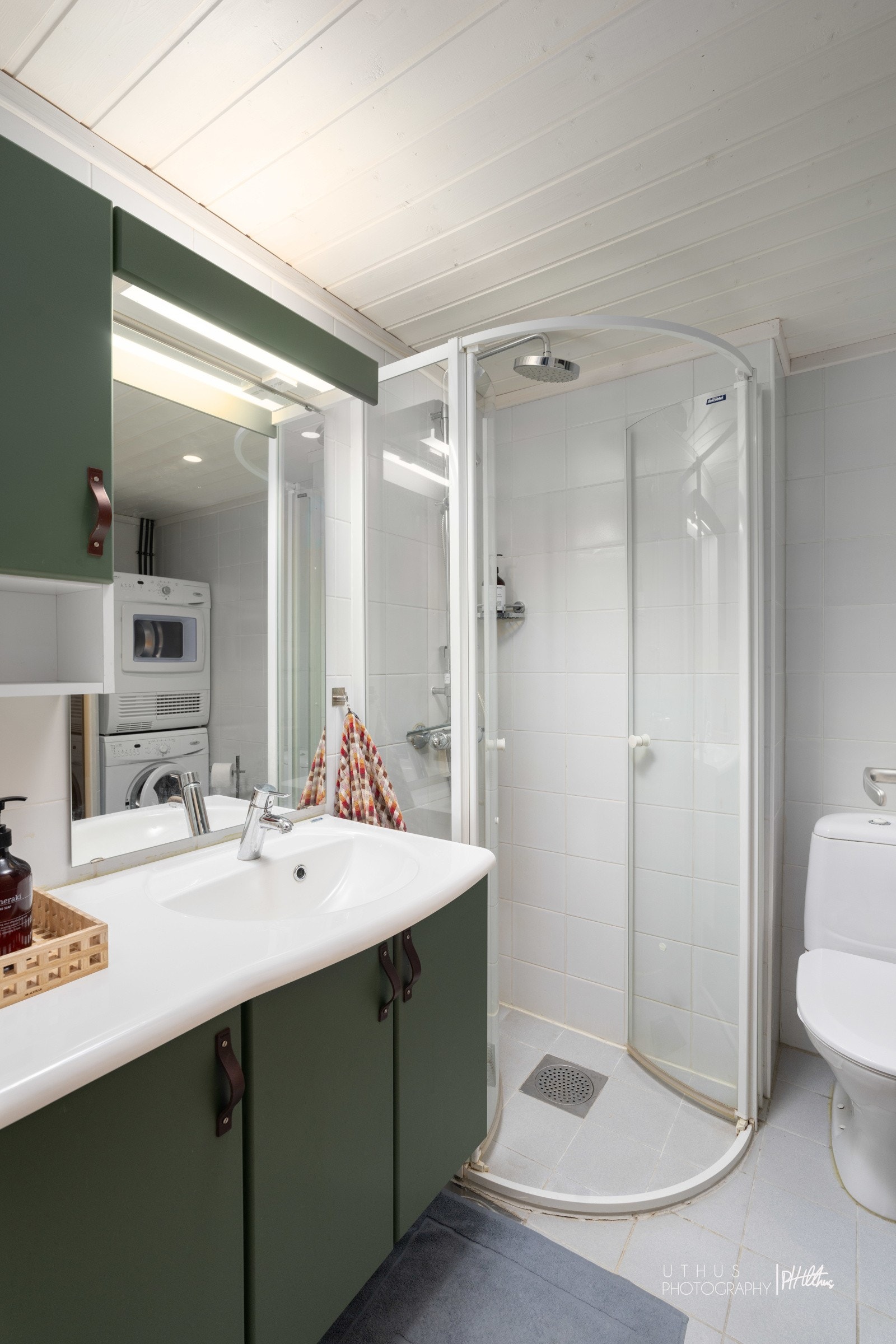 Baderomsinnreding med nedfelt servant, dusjhjørnet, klosett Galleribilde