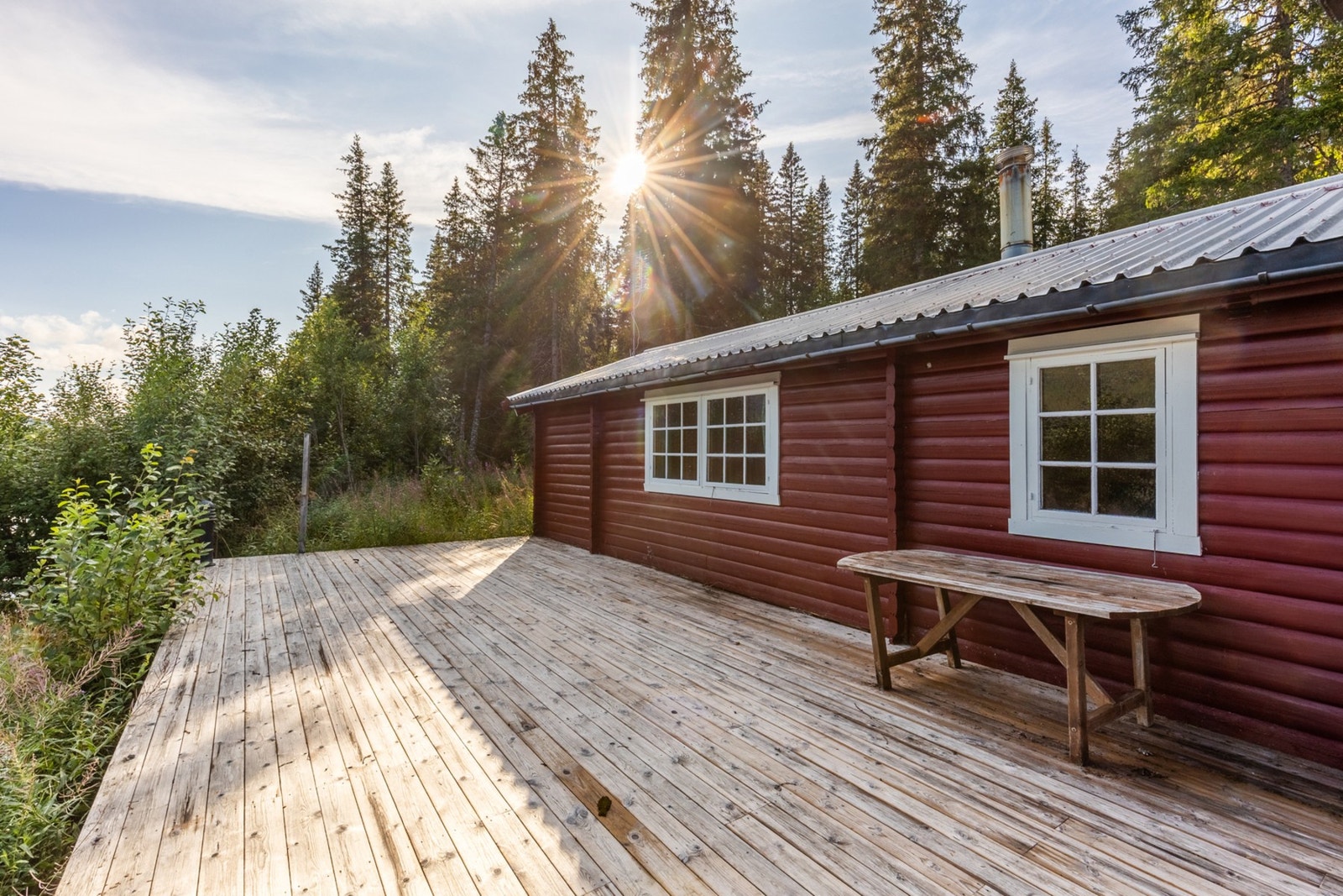 Hytten passer perfekt for deg som ønsker en kombinasjon av både fjell og vann Galleribilde