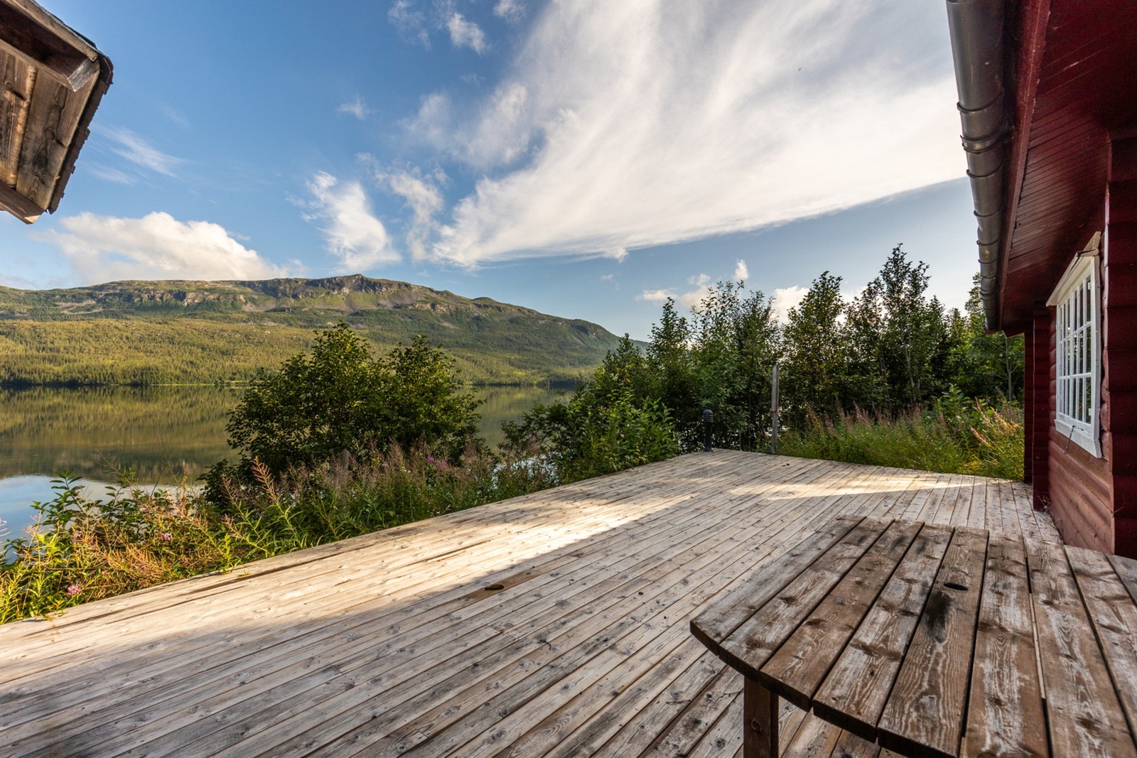 Rundt hytten har du flotte utearealer Galleribilde