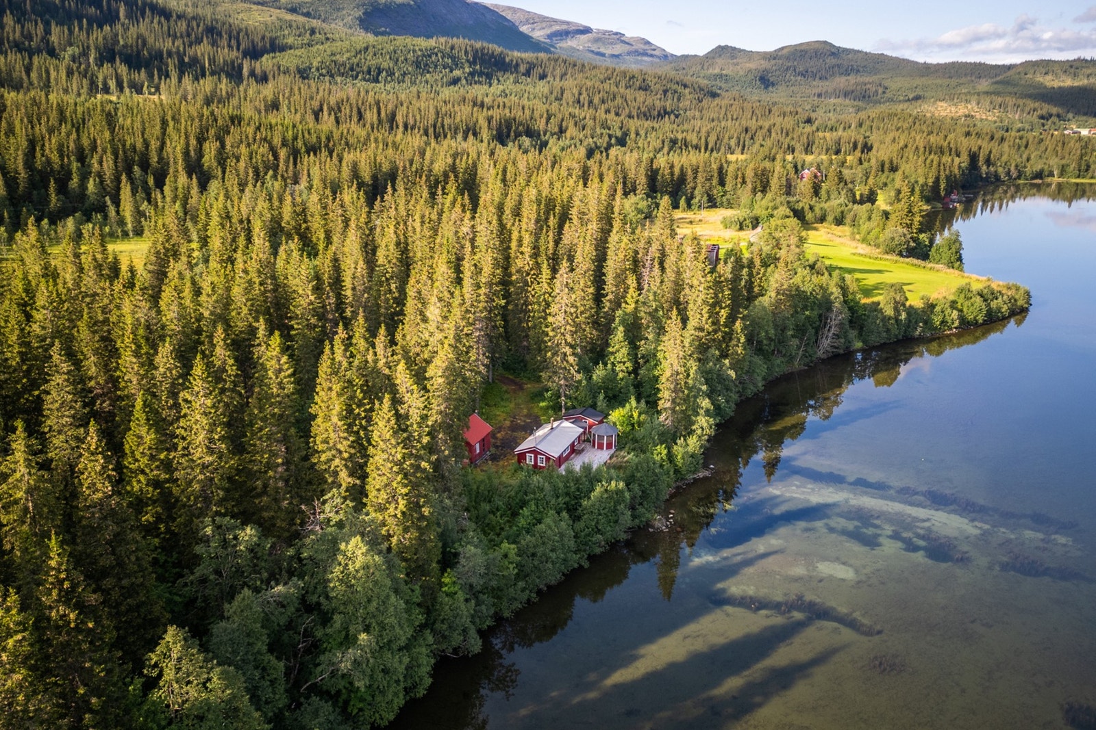 Området byr på fantastiske turmuligheter i fjellet både sommer som vinter Galleribilde