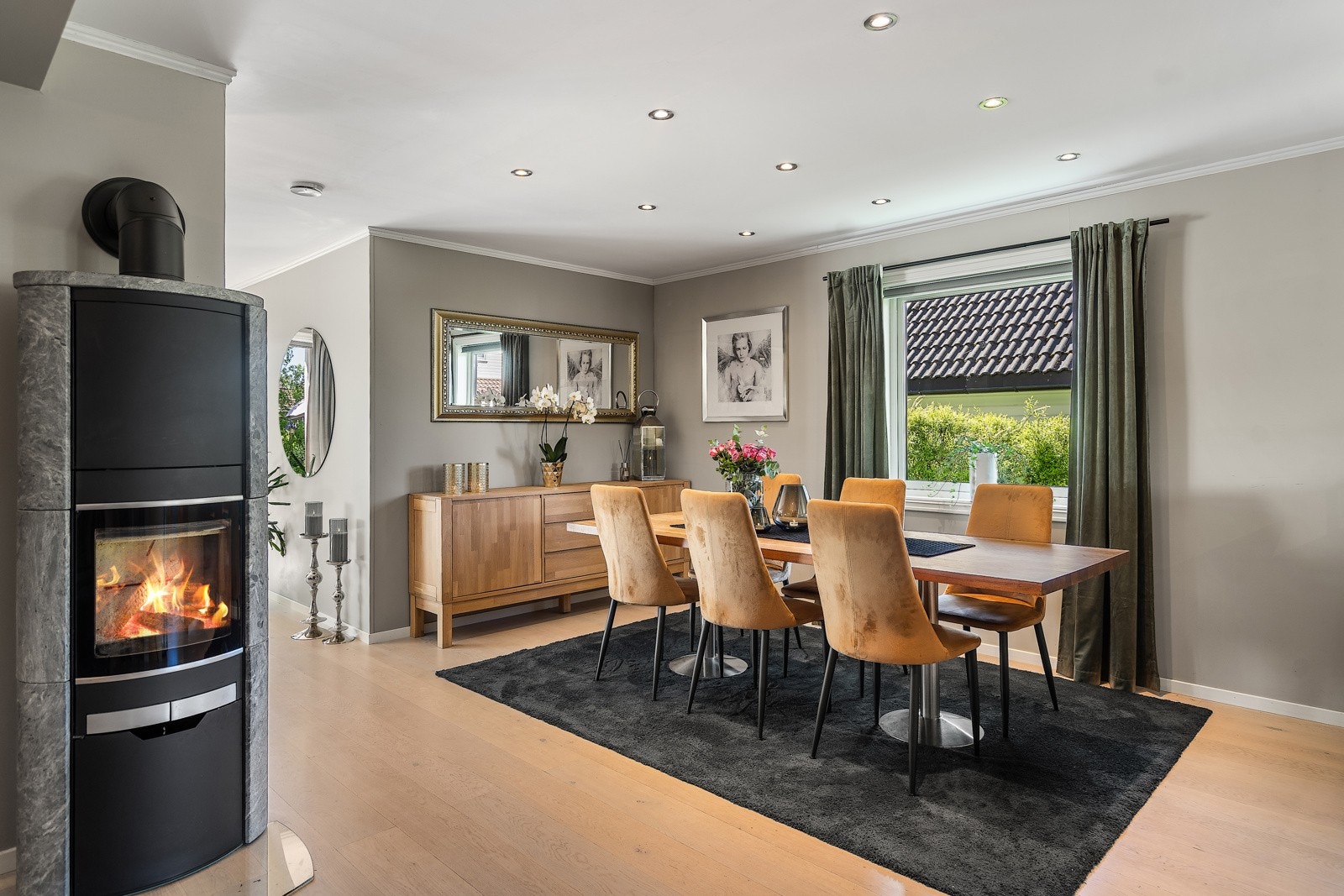 Lekker spisestue med peisovn Galleribilde