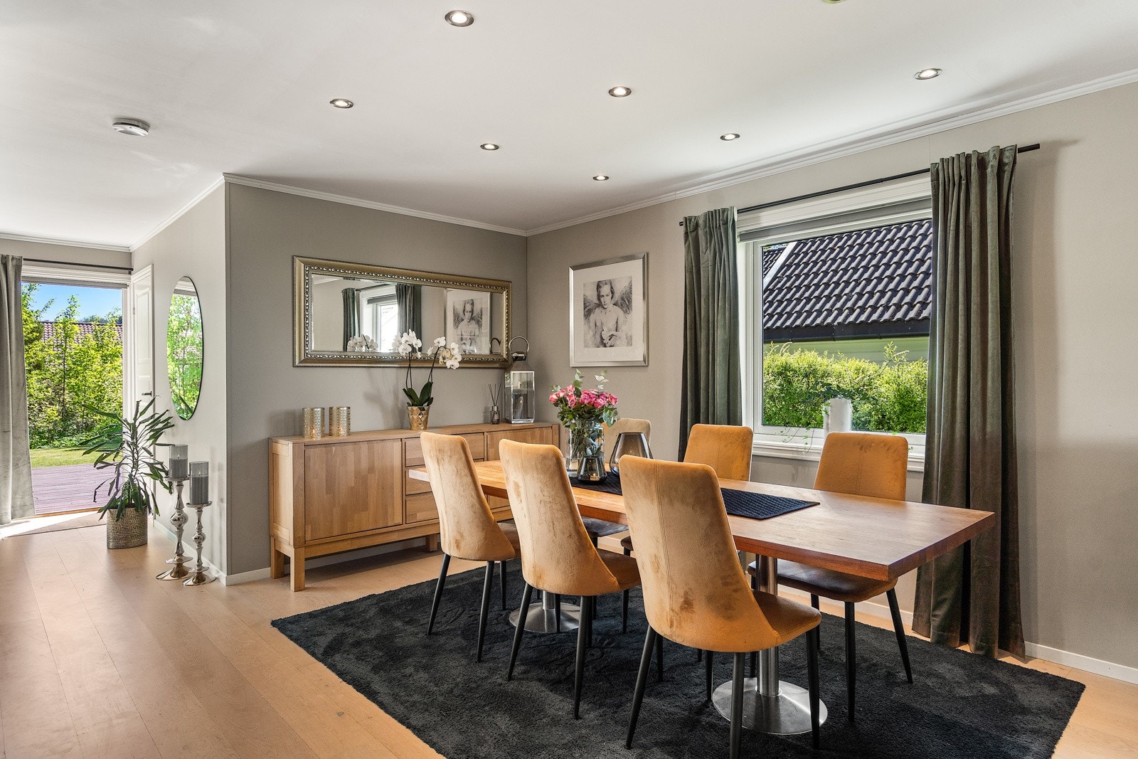 Fra gangen kommer man inn i et allrom med spisestue, kjøkken og stue Galleribilde