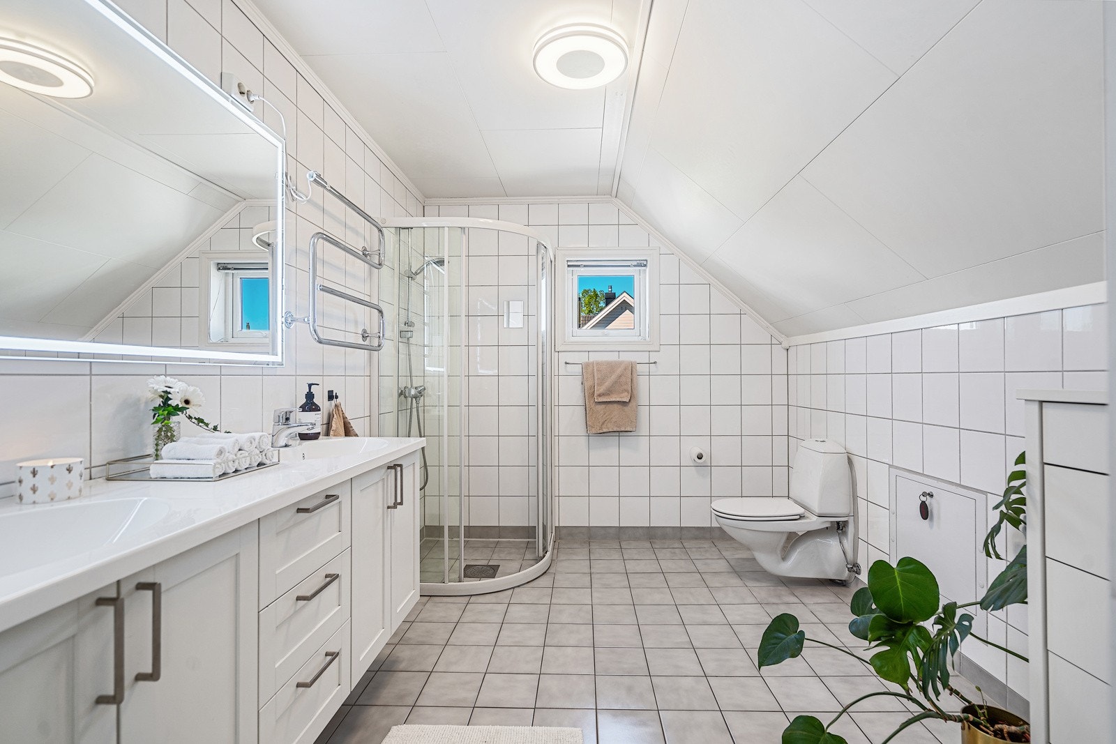 Bad i 2. etasje med dobbel servant, dusj og vegghengt toalett Galleribilde