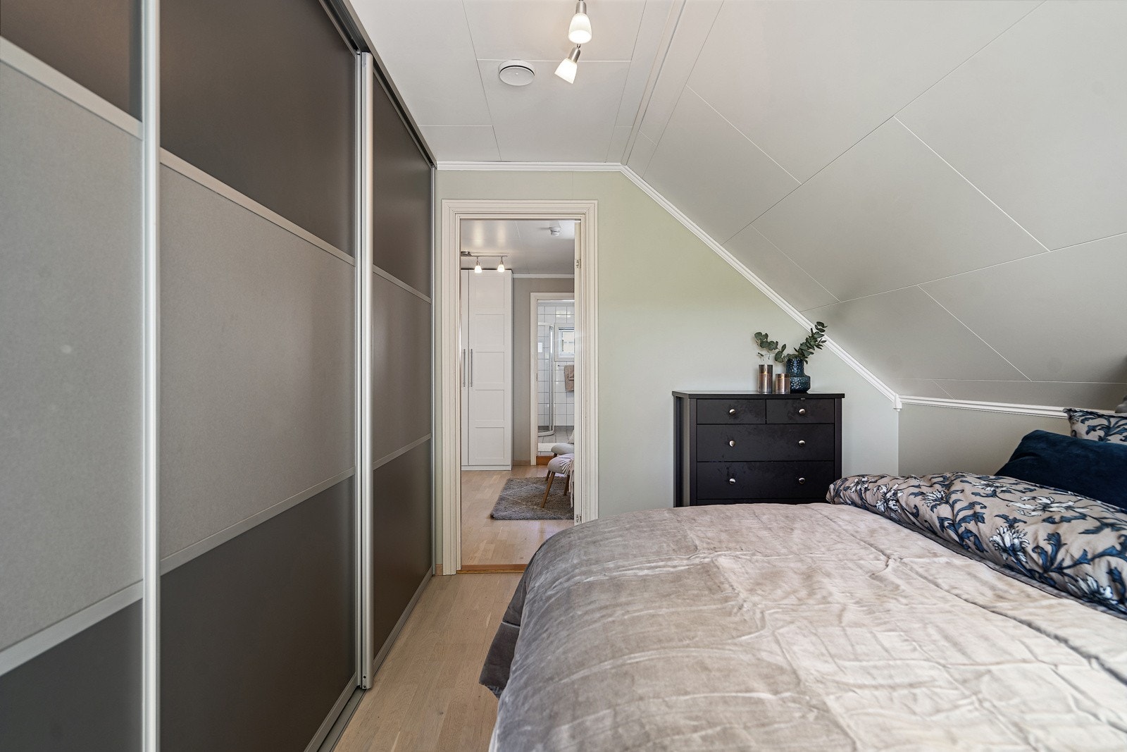 Soverom 2 - her er det godt med oppbevaring Galleribilde