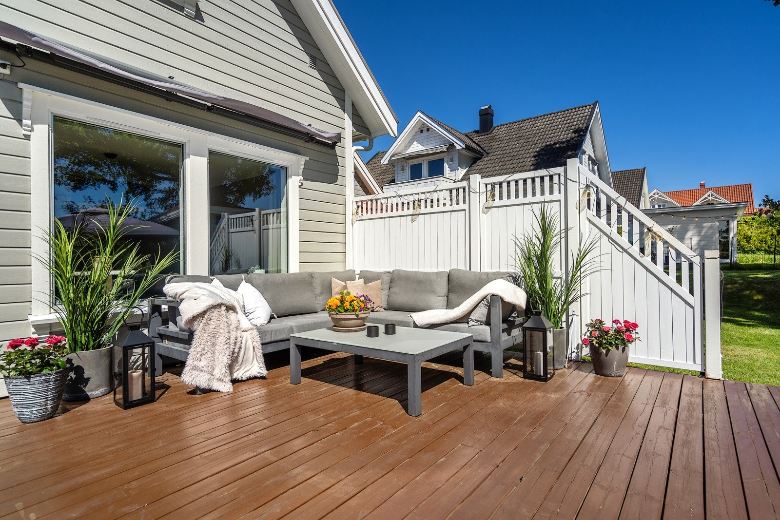 Flott uteplass med utsyn over hagen Galleribilde