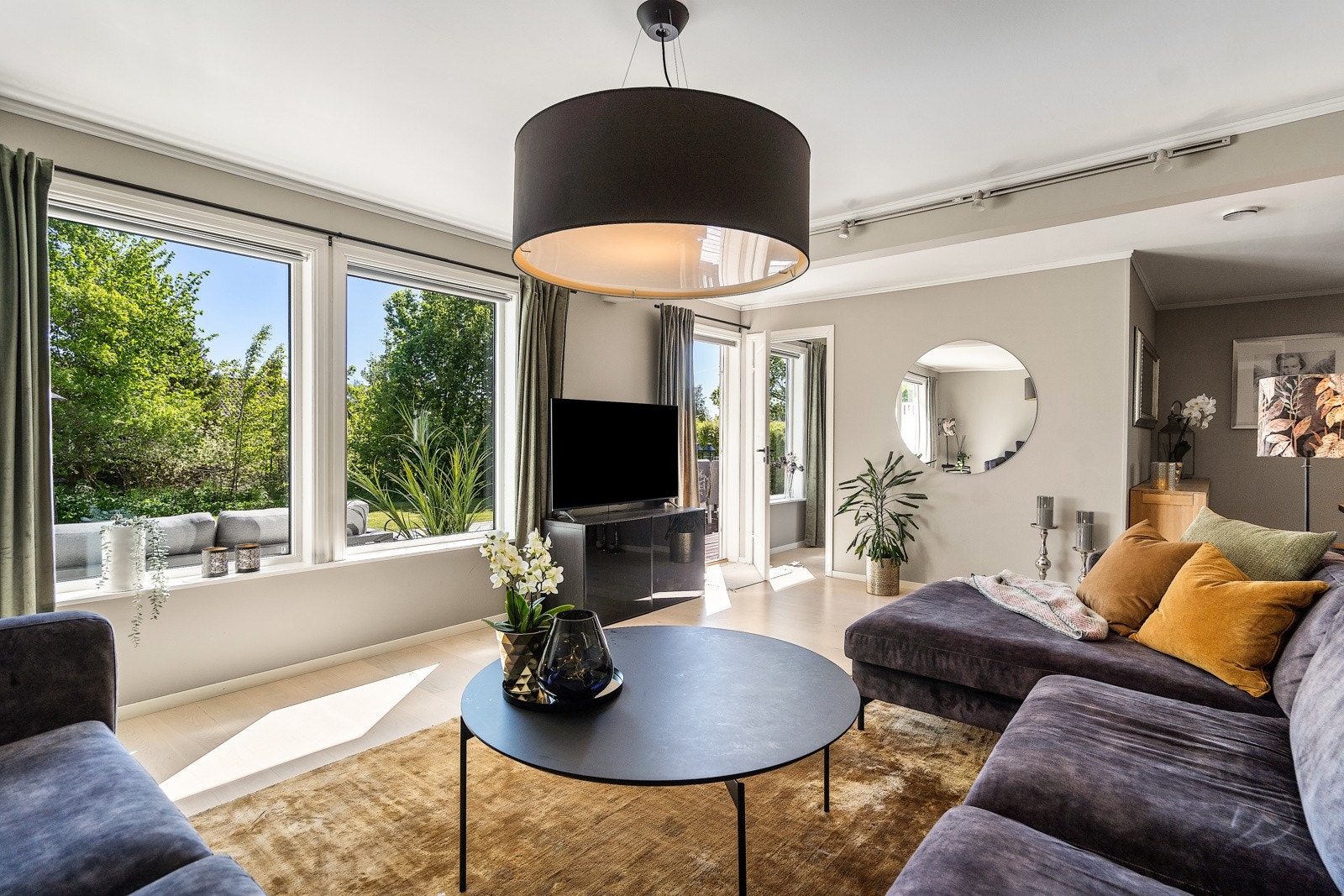 Fra stuen er det utgang til terrassen og hagen Galleribilde