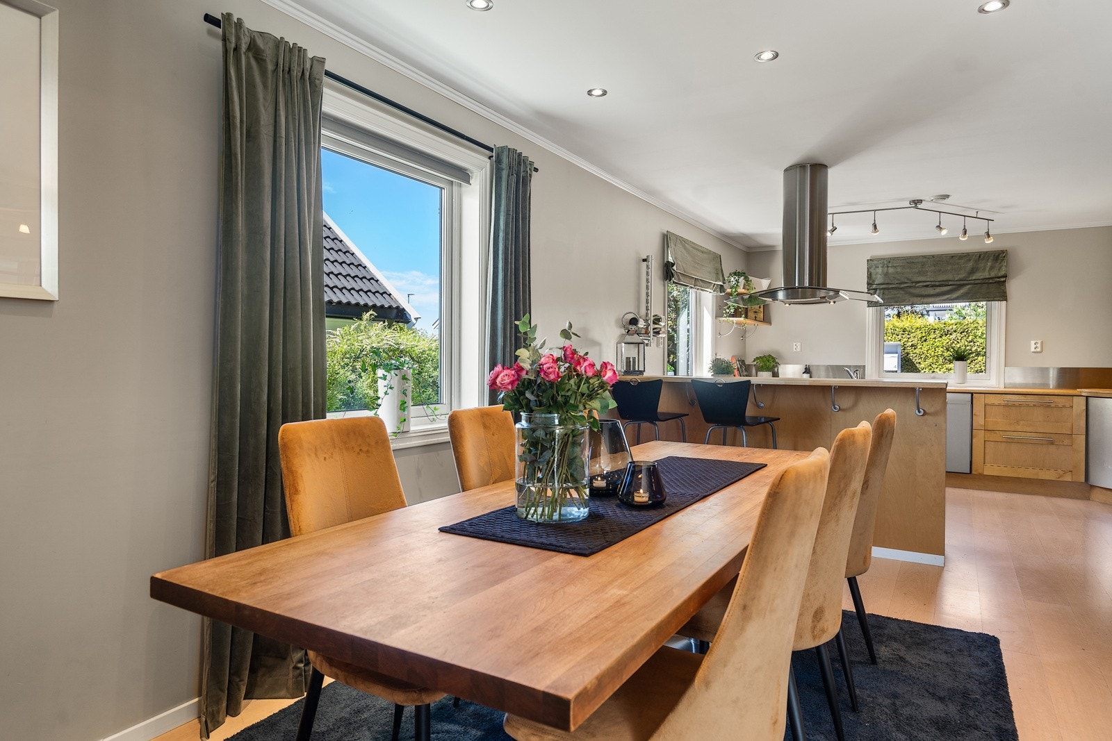 Det er god plass til stort spisebord Galleribilde