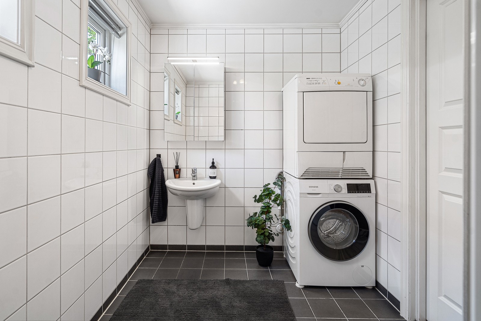 Bad/vaskerom i 1. etasje med dusj, vegghengt wc, servant og opplegg til vaskemaskin/tørketrommel Galleribilde