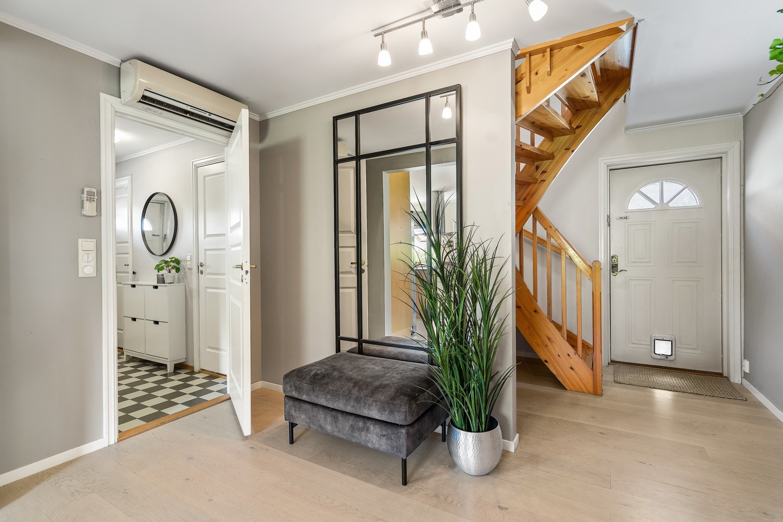 Mellomgang med utgang til hagen samt trapp til 2. etg Galleribilde