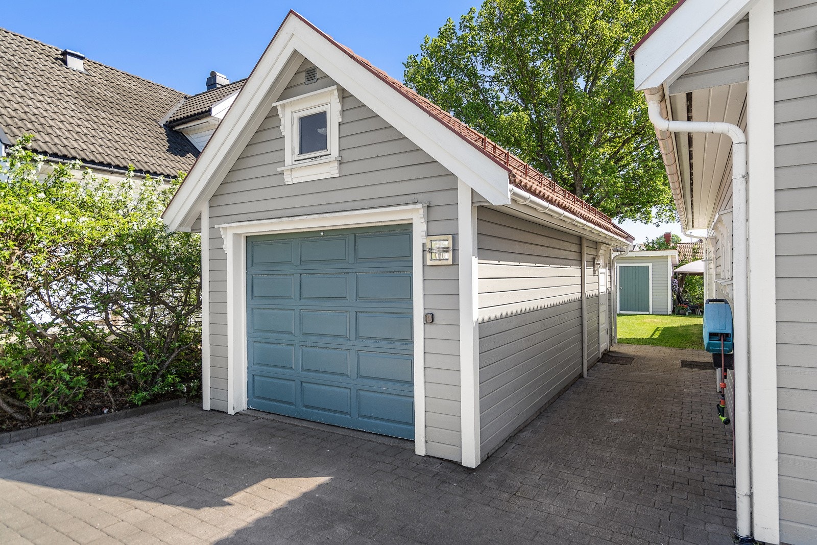 Garasje med bod Galleribilde