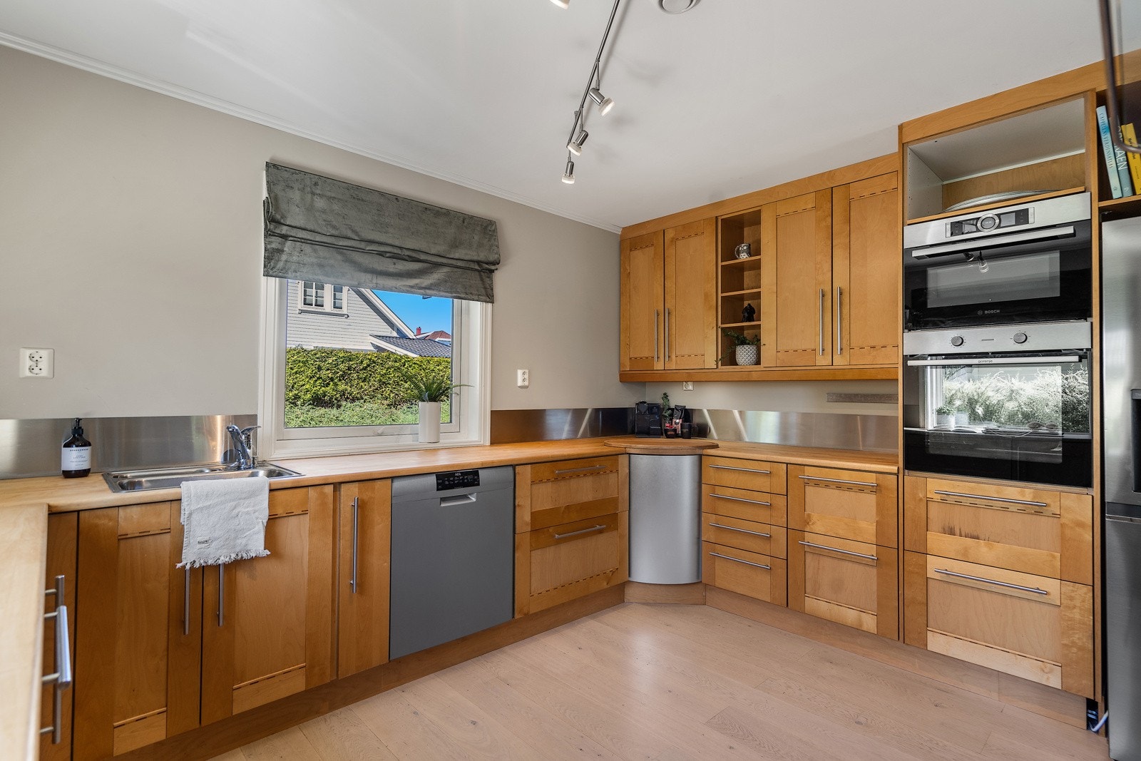 Her er det godt med skap- og benkeplass Galleribilde