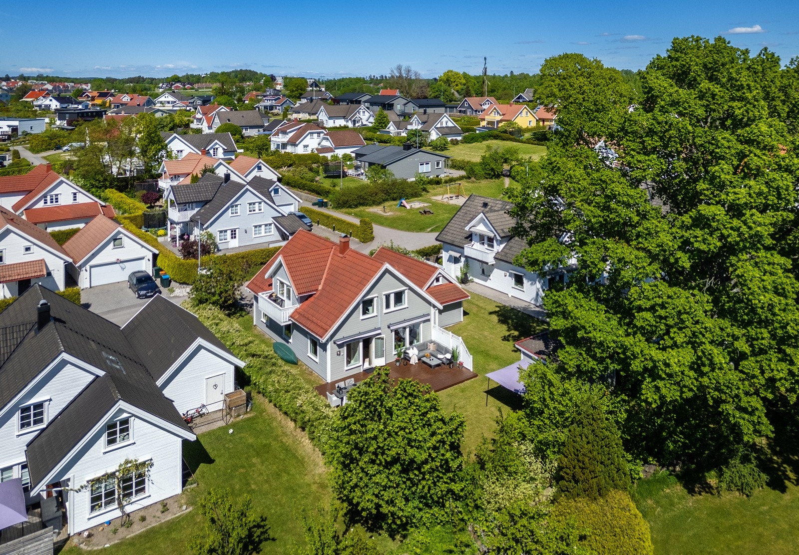Boligen ligger i et rolig og barnevennlig område med nærhet til både butikker, barnehager, skoler, fritidsaktiviteter med mer! Galleribilde