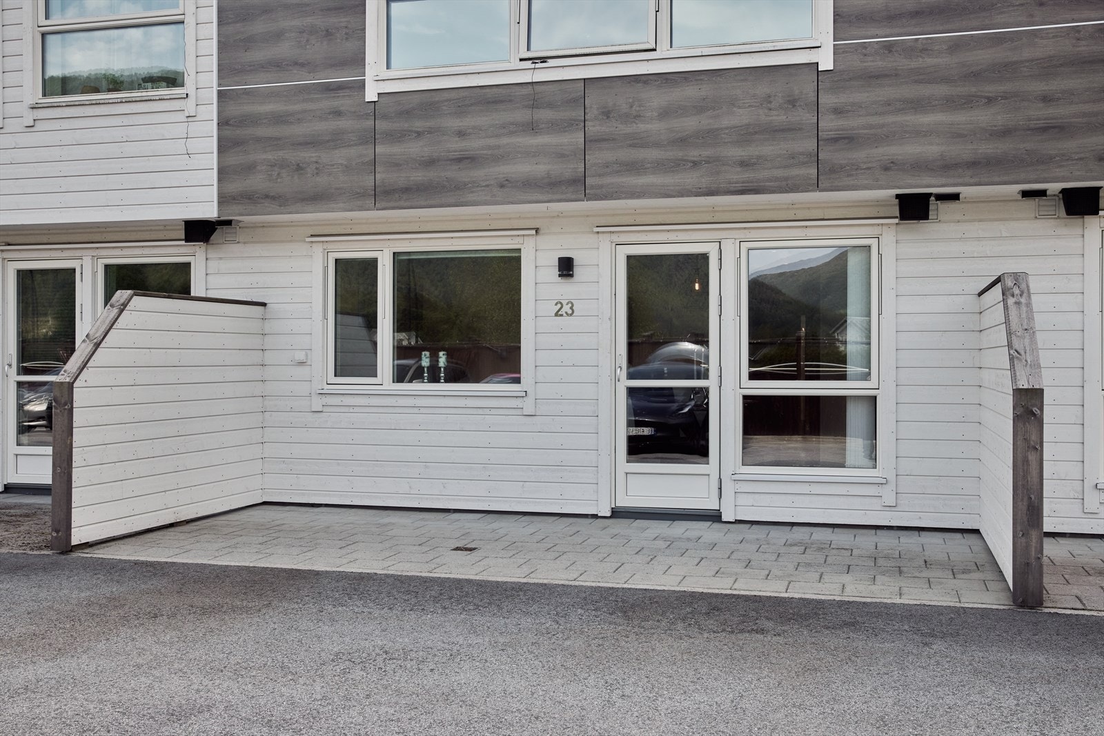 - Fra stuen er det direkte utgang til uteområdet med stort potensiale. Innred med flotte hagemøbler, planter og belysning og nytt herlige sommerdager - Galleribilde