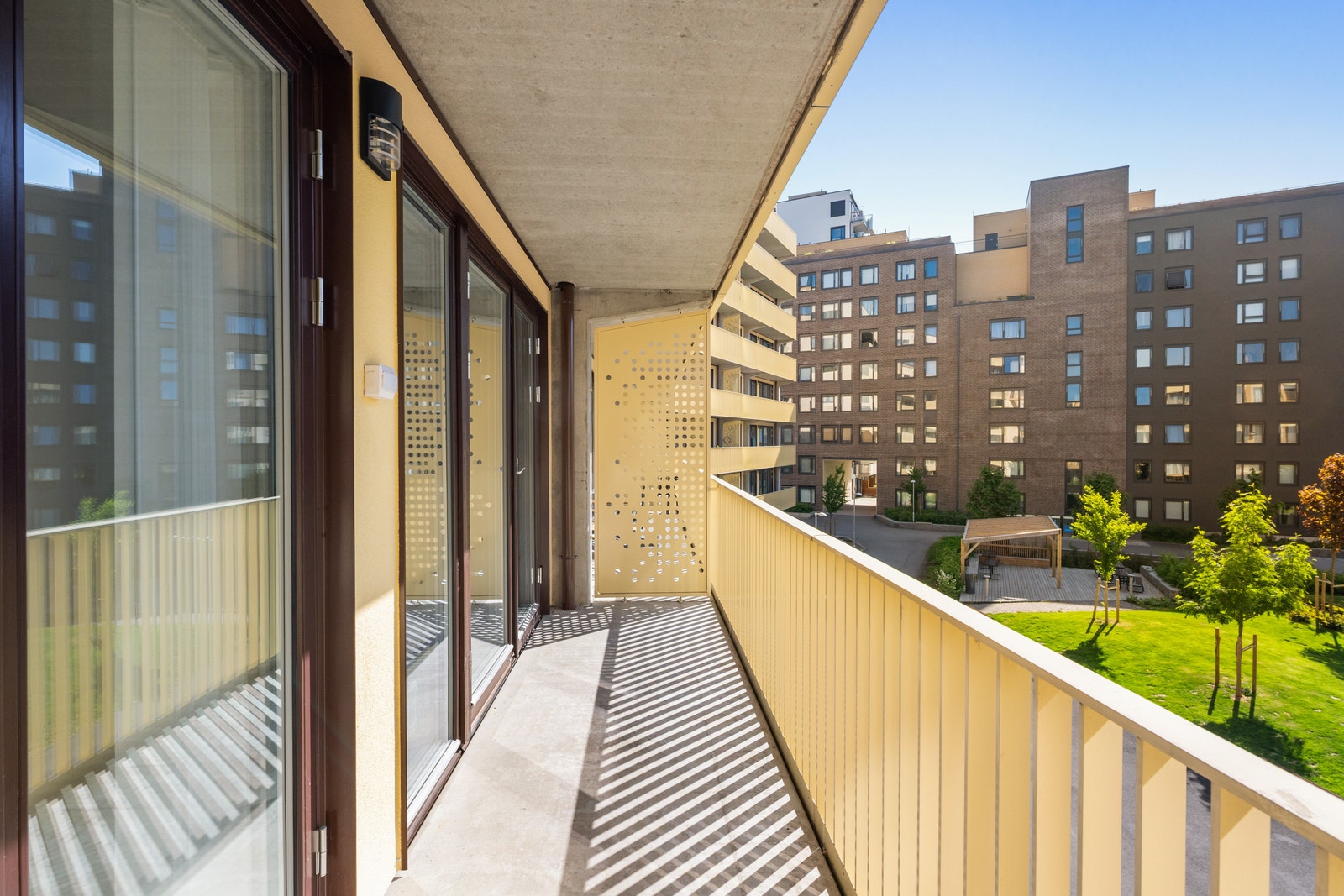 Stor og solrik balkong med plass til ute møbler. Galleribilde