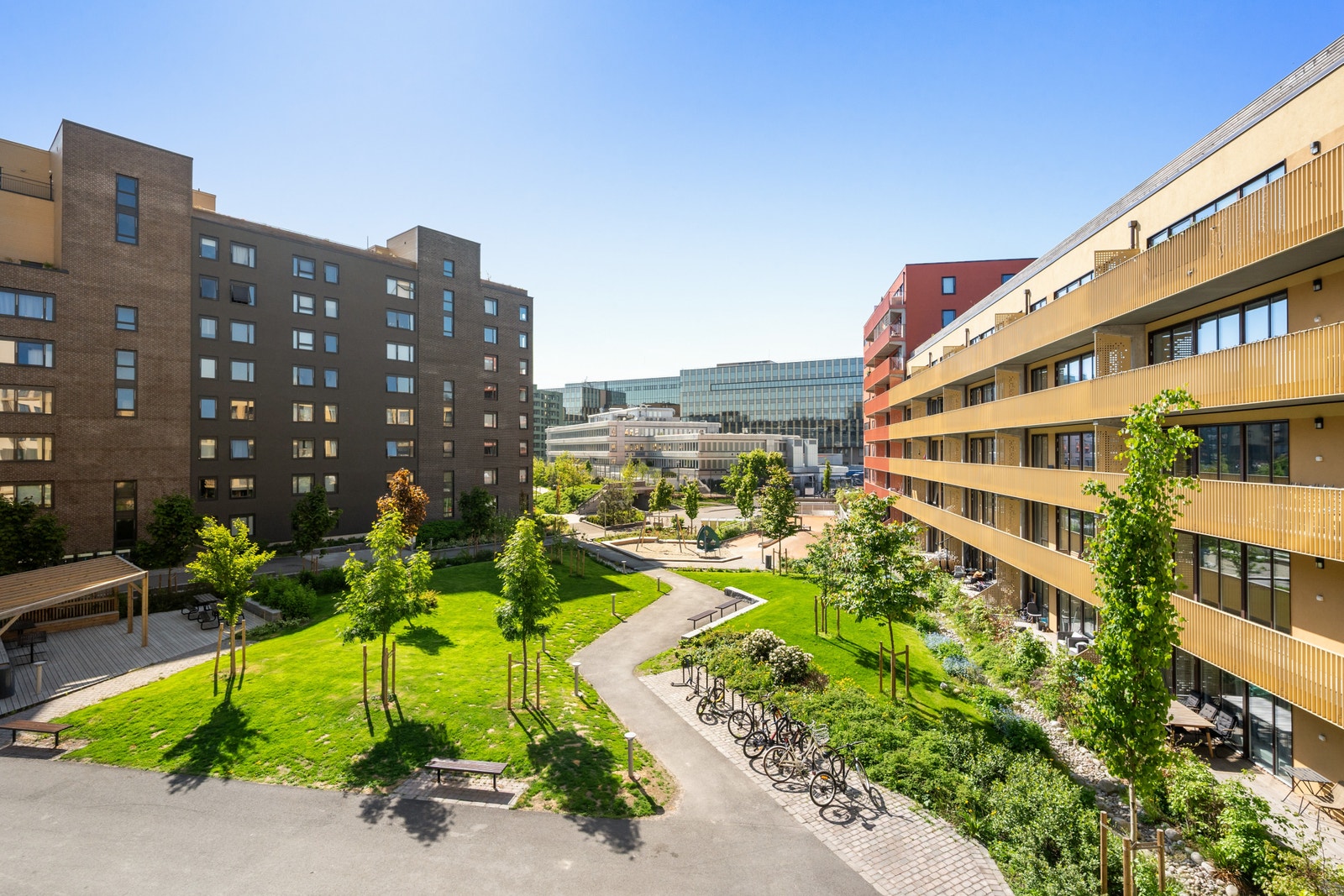 Moderne uteområde med fine grøntarealer. Galleribilde