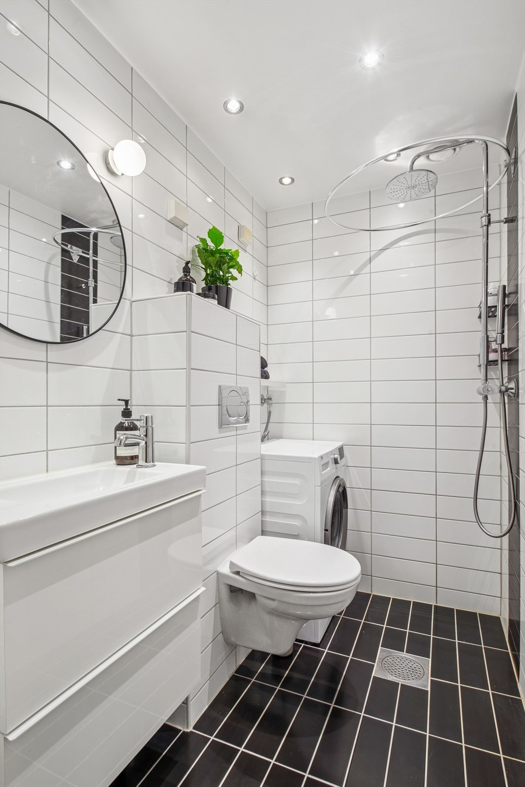 Pent flislagt bad med heldekkende servant, underskap, speilskap, klosett og dusjhjørne. Opplegg og plass til vaskemaskin. Varmekabler i gulv. Badet er fra 2009 og det ble i 2020 lagt nye varmekabler i gulv samt nye moderne fliser på gulv. Galleribilde