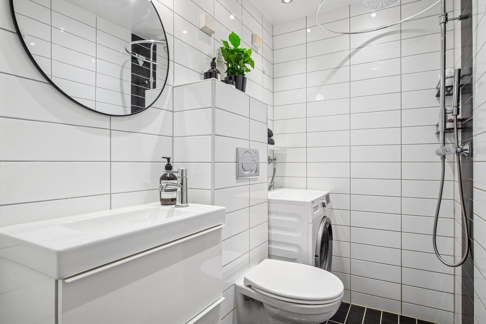 Pent flislagt bad med heldekkende servant, underskap, speilskap, klosett og dusjhjørne. Opplegg og plass til vaskemaskin. Varmekabler i gulv. Badet er fra 2009 og det ble i 2020 lagt nye varmekabler i gulv samt nye moderne fliser på gulv. Galleribilde