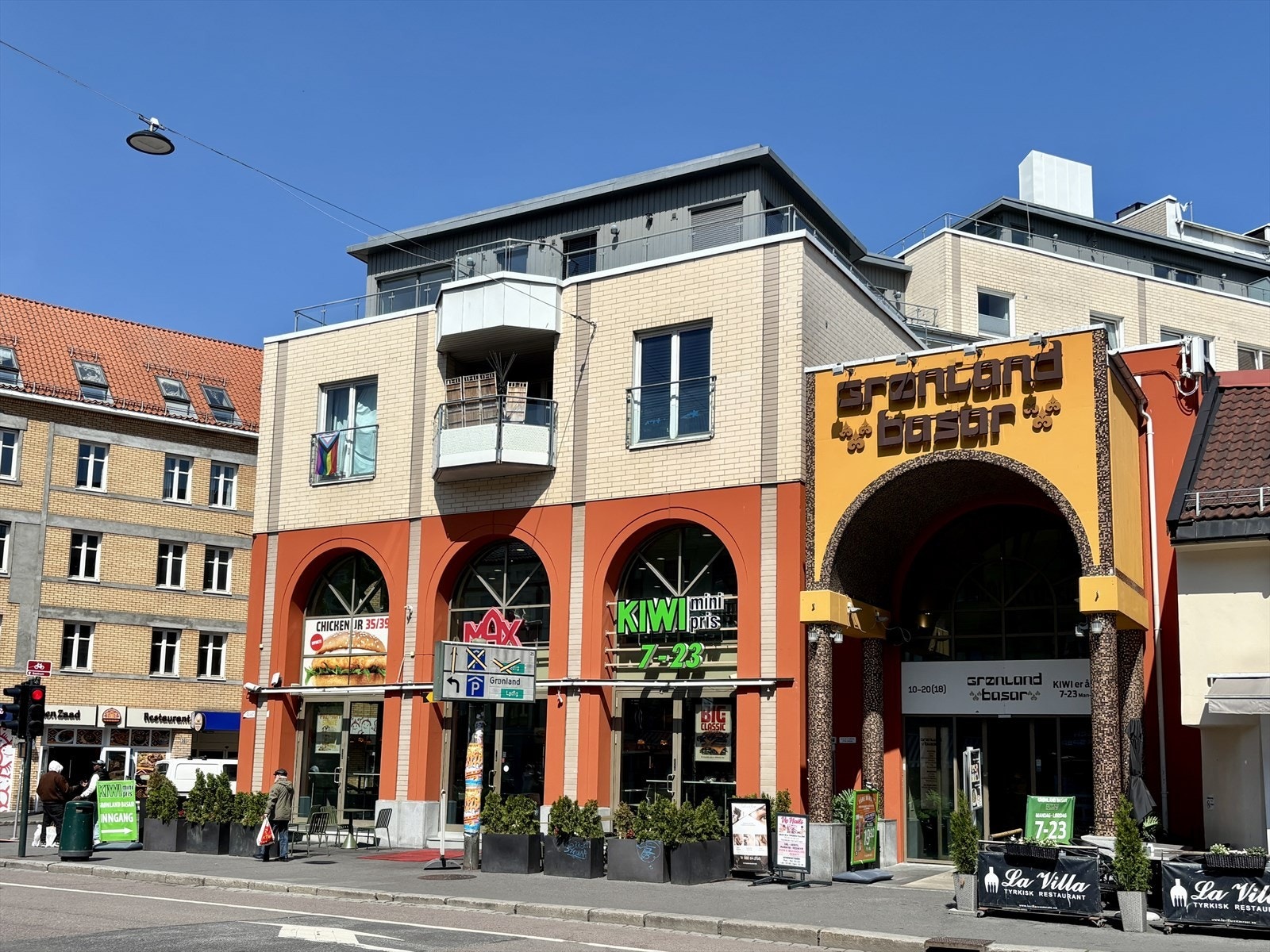 Grønland Basar med et godt utvalg butikker. Blant annet apotek, Kiwi og Vinmonopol. Galleribilde