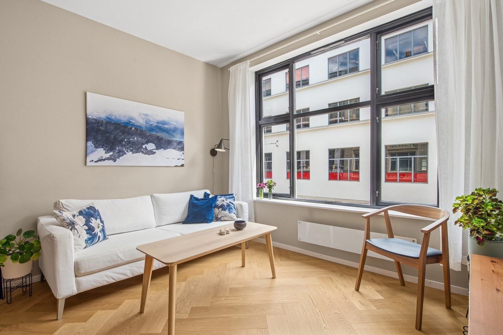 Lekker stue med stor vindusflate som gir godt med lys inn i rommet og skaper en ekstra luftig romfølelse. Galleribilde