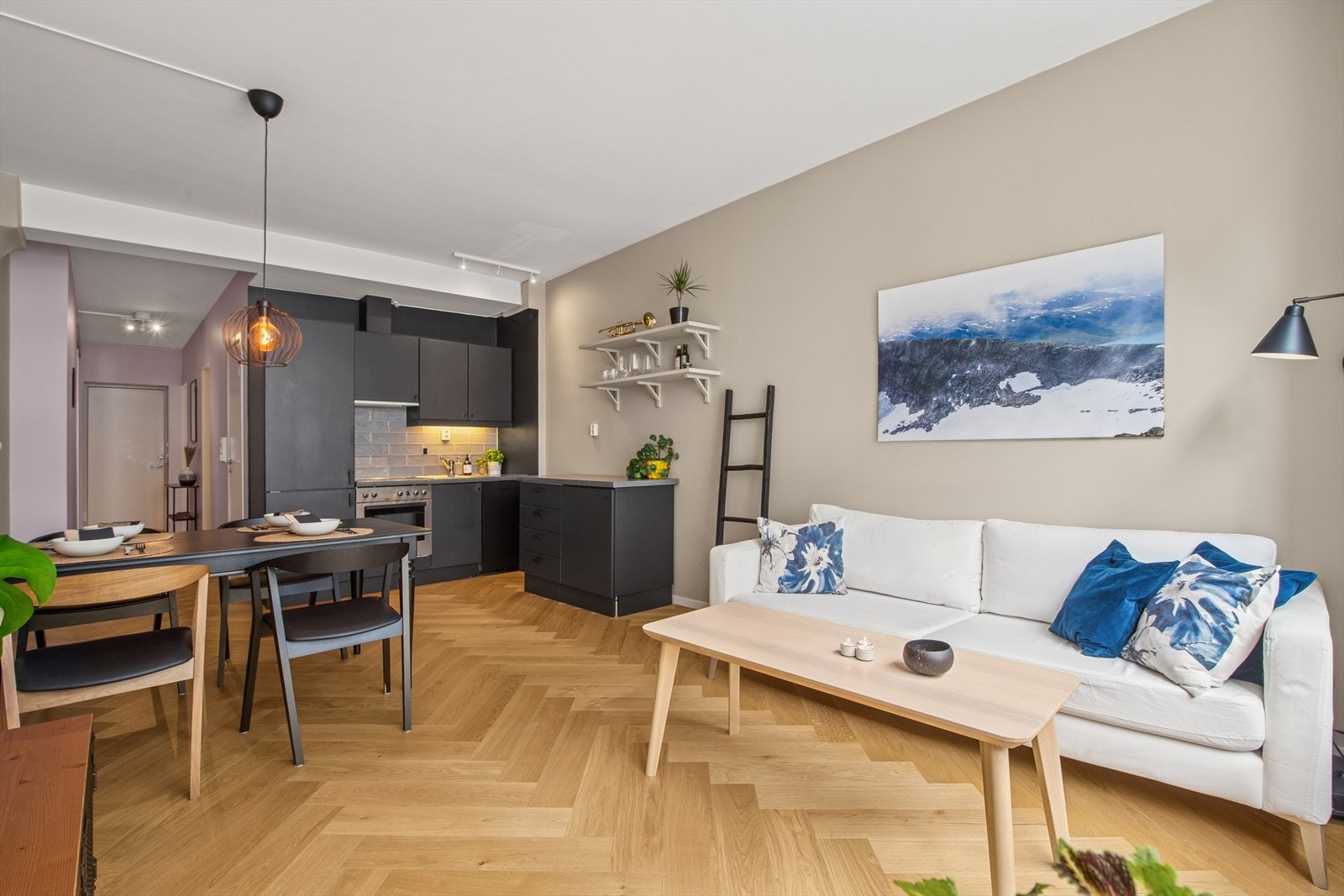Stuen er innredet med en sofagruppe for avslapping og kaffeselskap, samt en spisestuedel nær kjøkkenet. Galleribilde