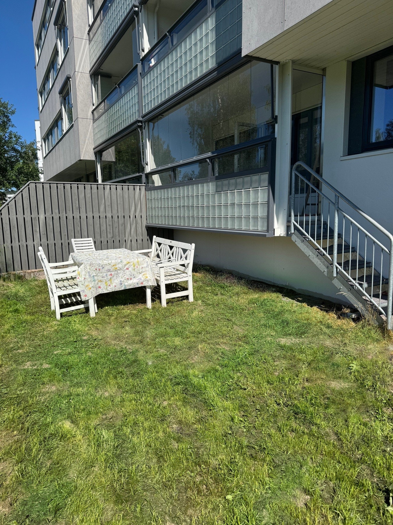 Få enebolig-følelsen med hage! (Bilde er tatt av selger). Galleribilde