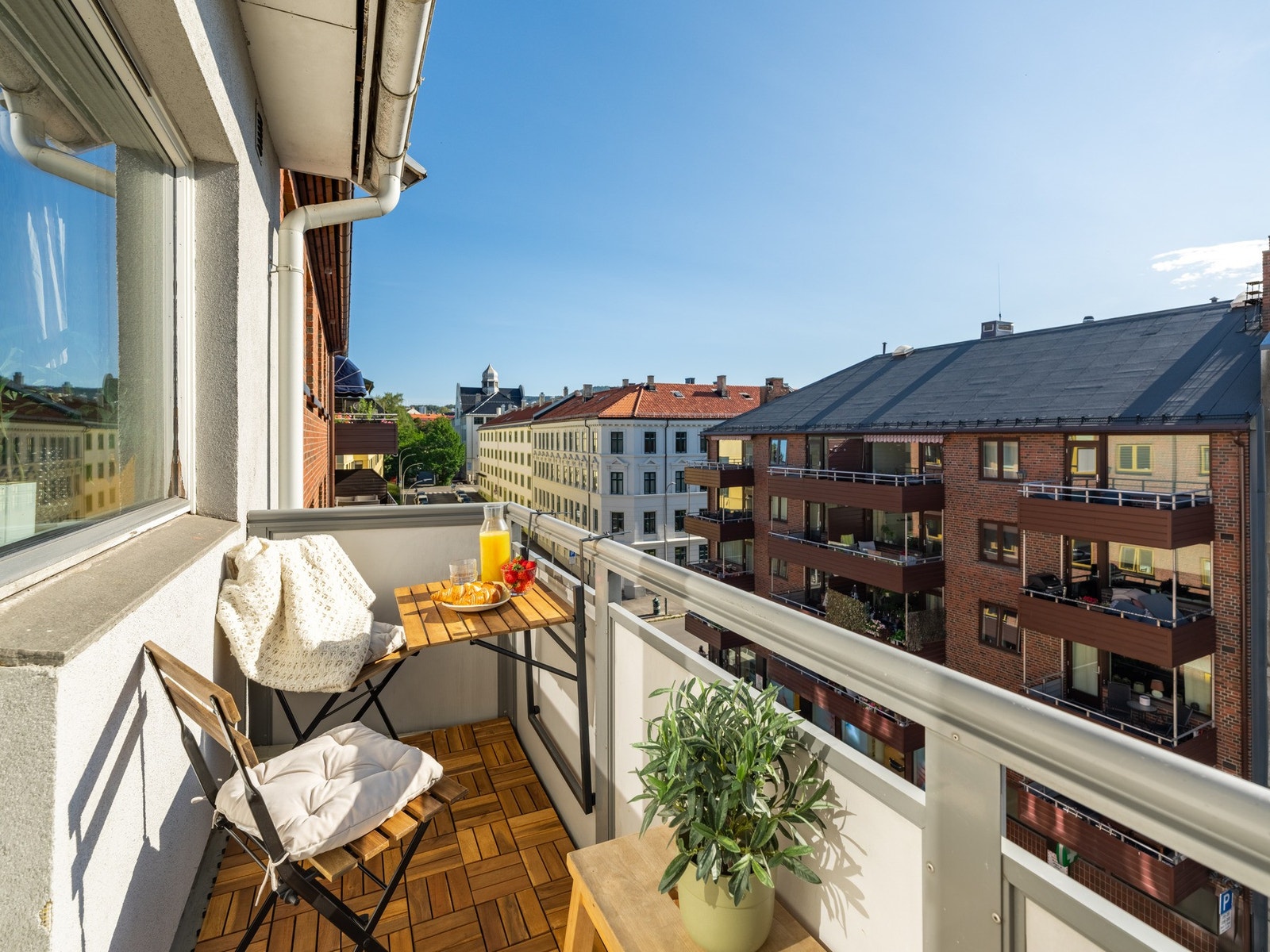 Det er noe helt eget med å være i byggets øverste etasje. Dette gir både gode solforhold, og ikke minst fine lysforhold inn i leiligheten. Galleribilde