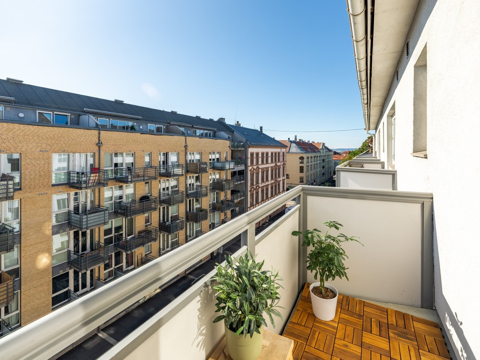 Balkongen er på ca 3 kvm og østvendt. Morgenkaffen har sjelden smakt bedre enn her ute! Galleribilde