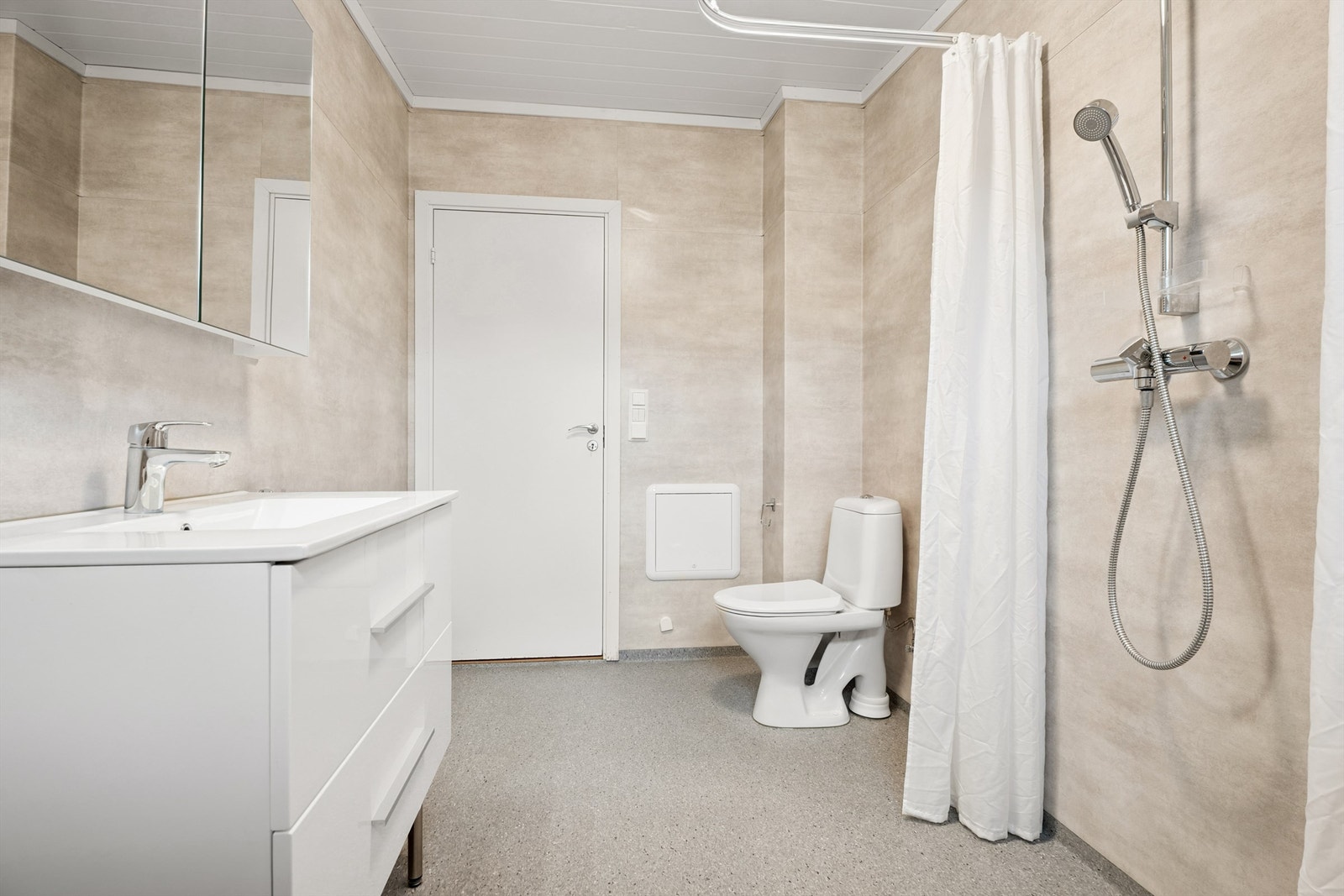 Badet ble oppgradert av et firma i 2024. Badet har belegg på gulv og vegger, og formpresset panel i himlingen. Det er varmekabler i gulv. Galleribilde