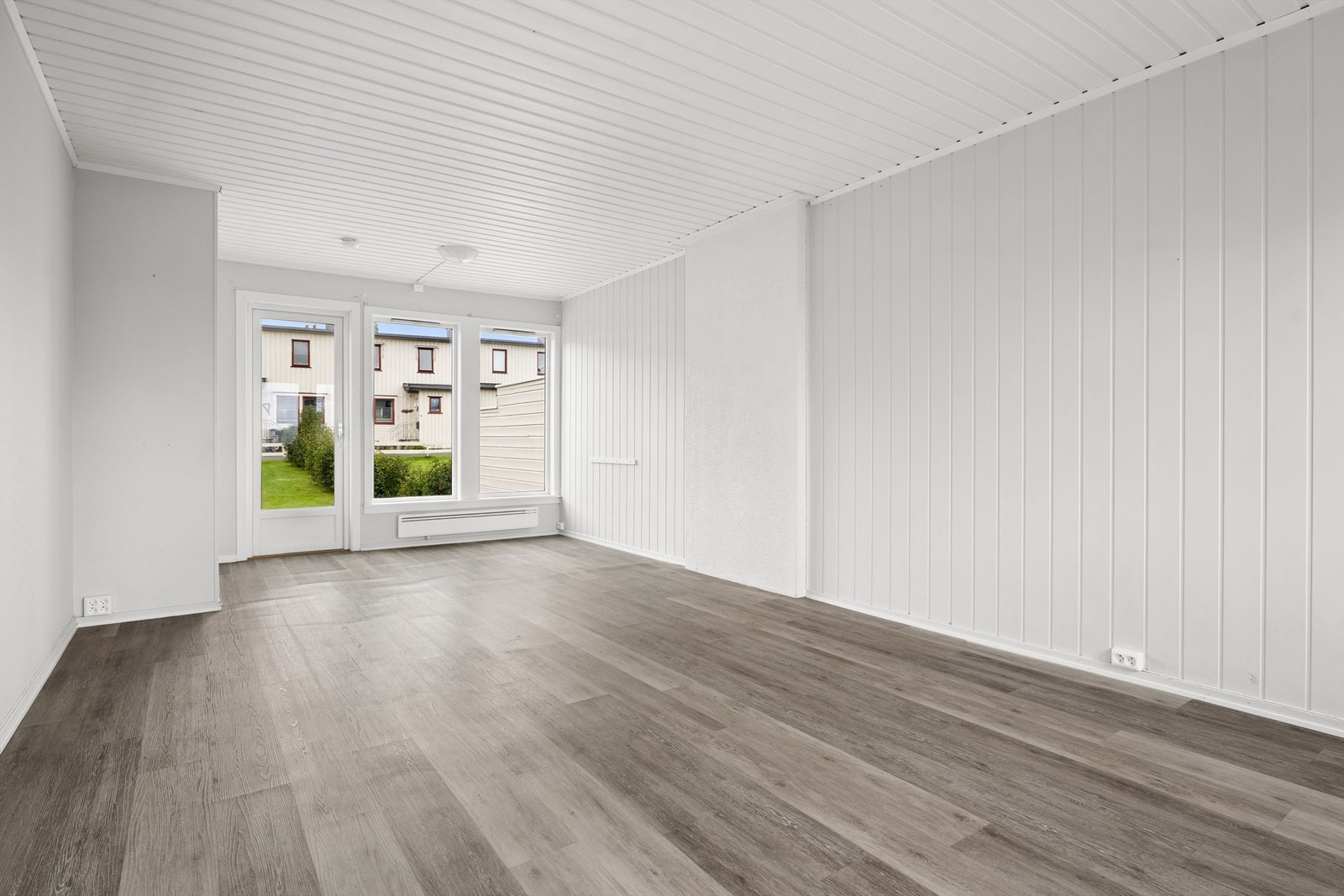 Stuen er i god størrelse med gode møbleringsmuligheter for både sofagruppe og spisebord. Galleribilde