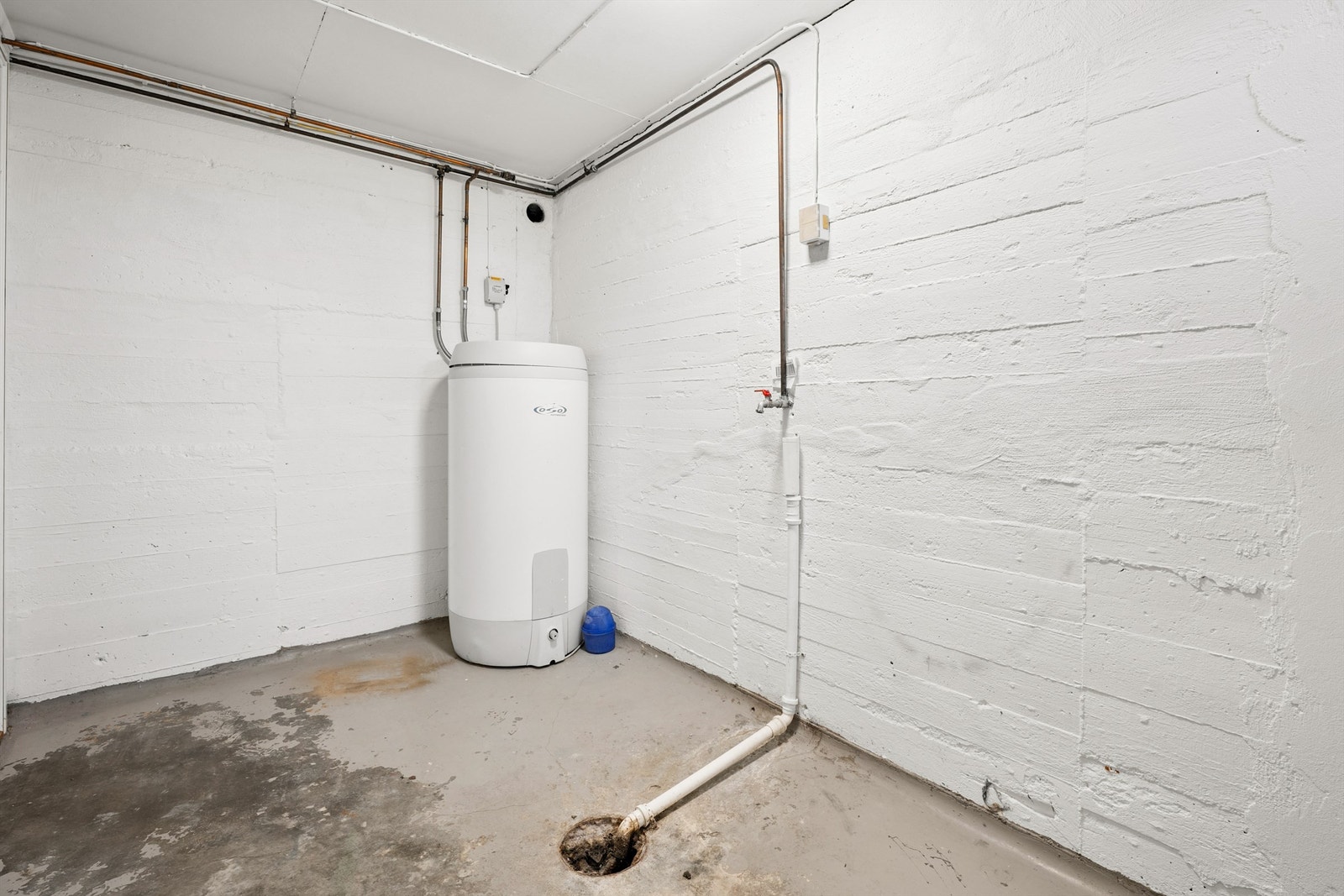 Varmtvannsbereder på 198 liter fra 2013 er plassert i kjeller. Galleribilde