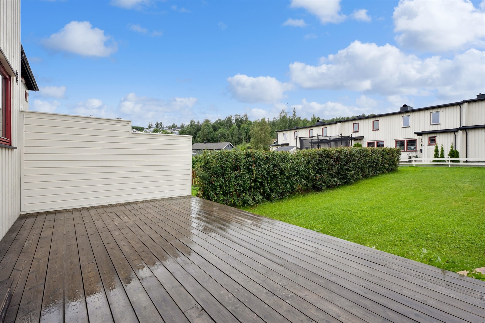 Utgang fra stuen til romslig terrasseplatting på 20 kvm. Galleribilde