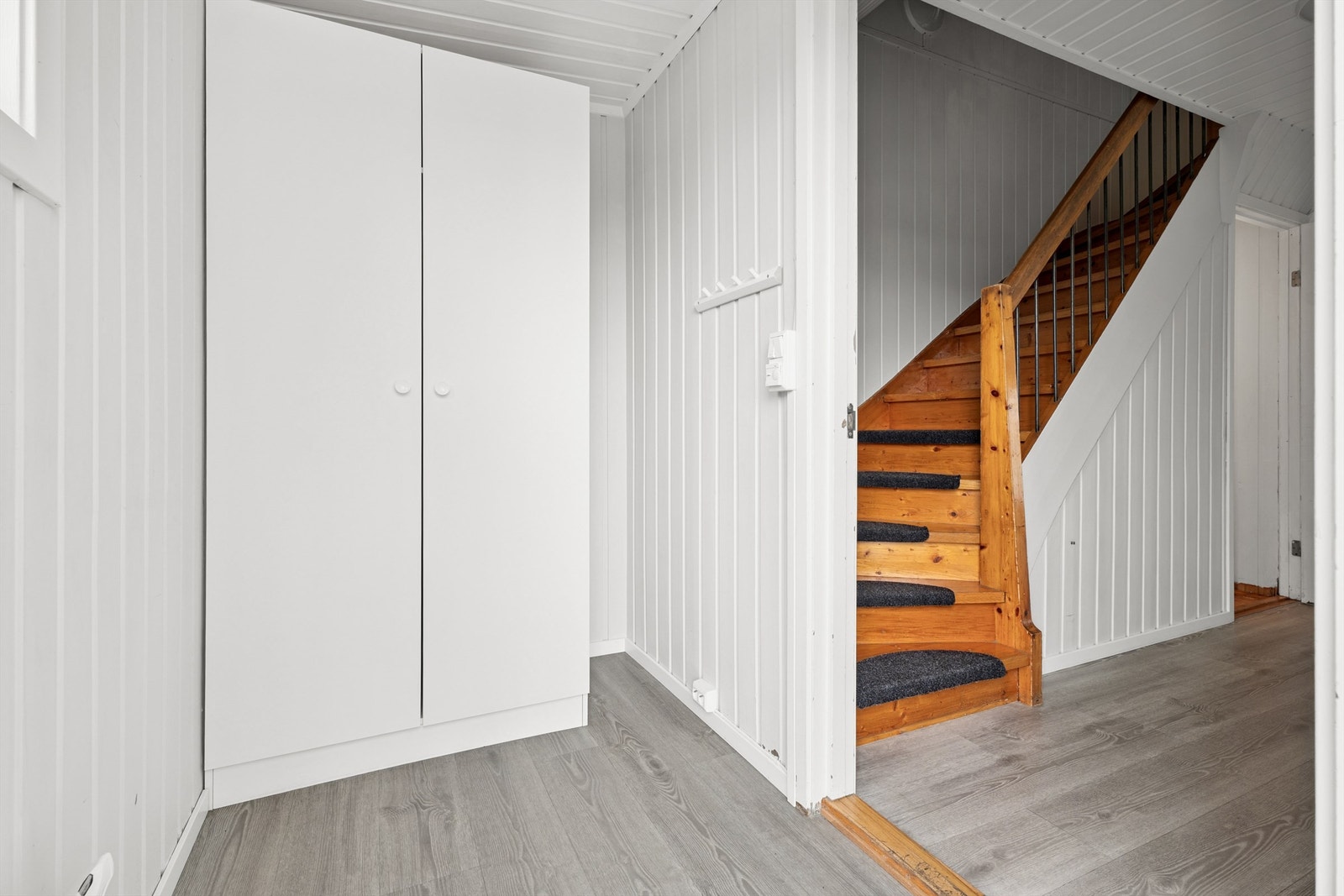 Gangen er innredet med garderobeskap for fin oppbevaring av ytterbekledningen. Galleribilde